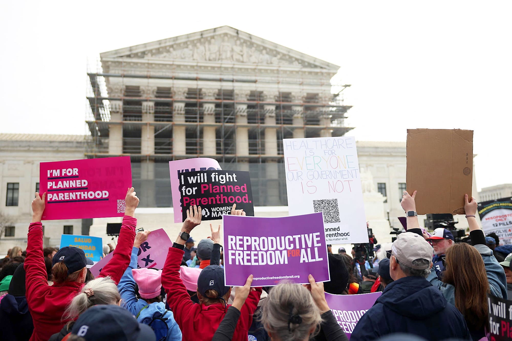 Des manifestants devant la Cour suprême des États-Unis, à Washington, le 2 avril dernier.