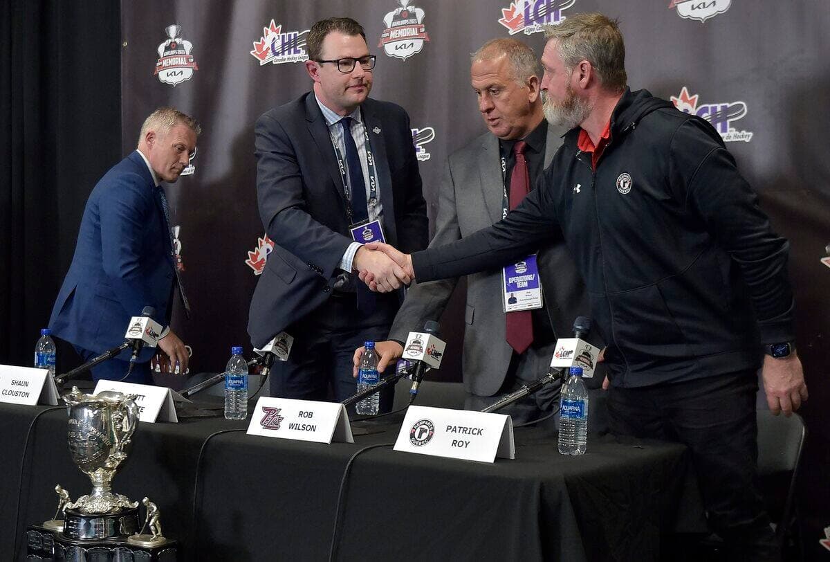 Les entraîneurs des quatre équipes qui participeront à la Coupe Memorial: Shaun Clouston, Matt O’Dette, Rob Wilson et Patrick Roy.