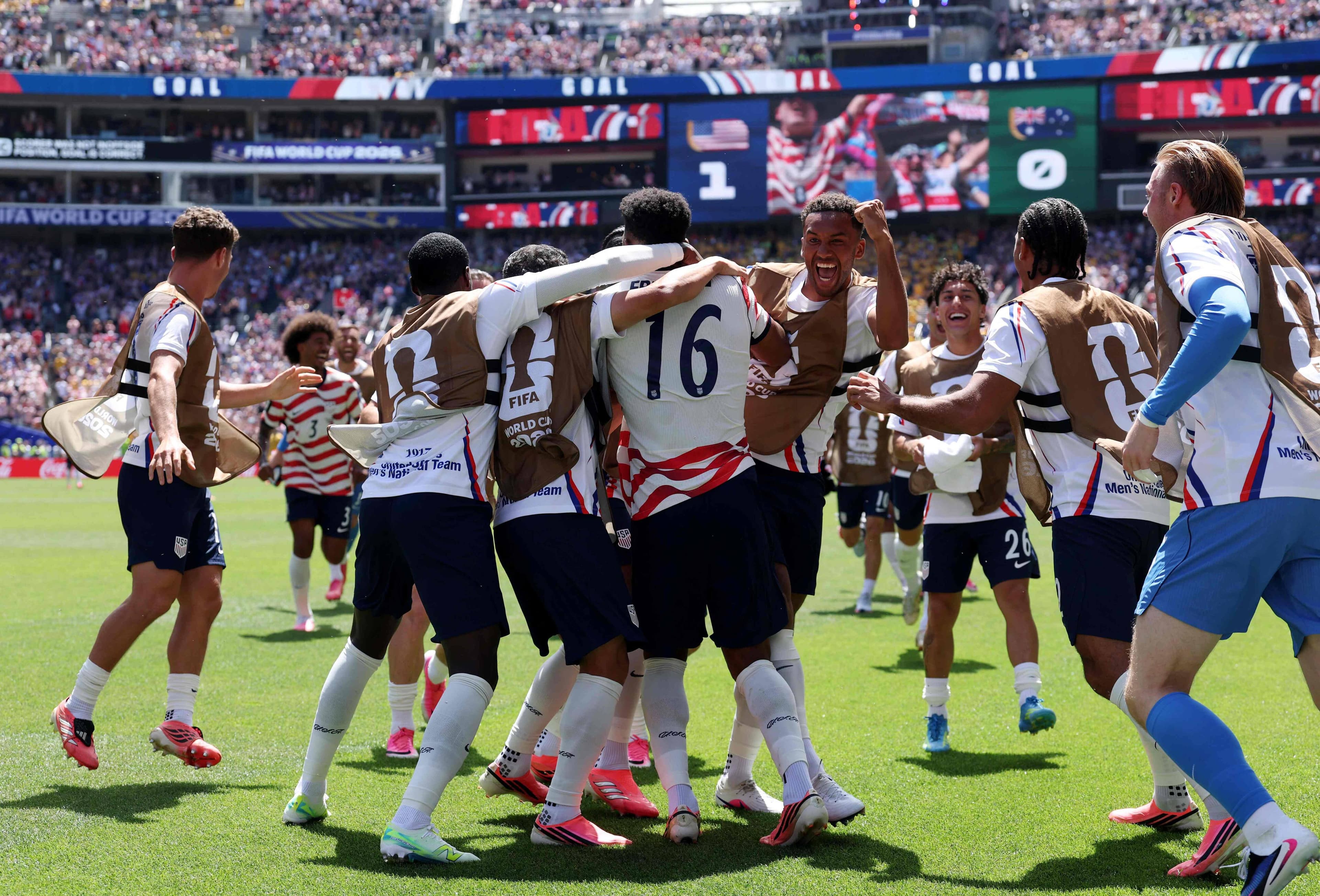 SEATTLE, WASHINGTON - JUNE 19: Alex Freeman #16 of the United States celebrates with teammates after scoring his team's second goal during the FIFA World Cup 2026 Group D match between USA and Australia at Seattle Stadium on June 19, 2026 in Seattle, Washington. Jamie Squire/Getty Images/AFP (Photo by JAMIE SQUIRE / GETTY IMAGES NORTH AMERICA / Getty Images via AFP)
