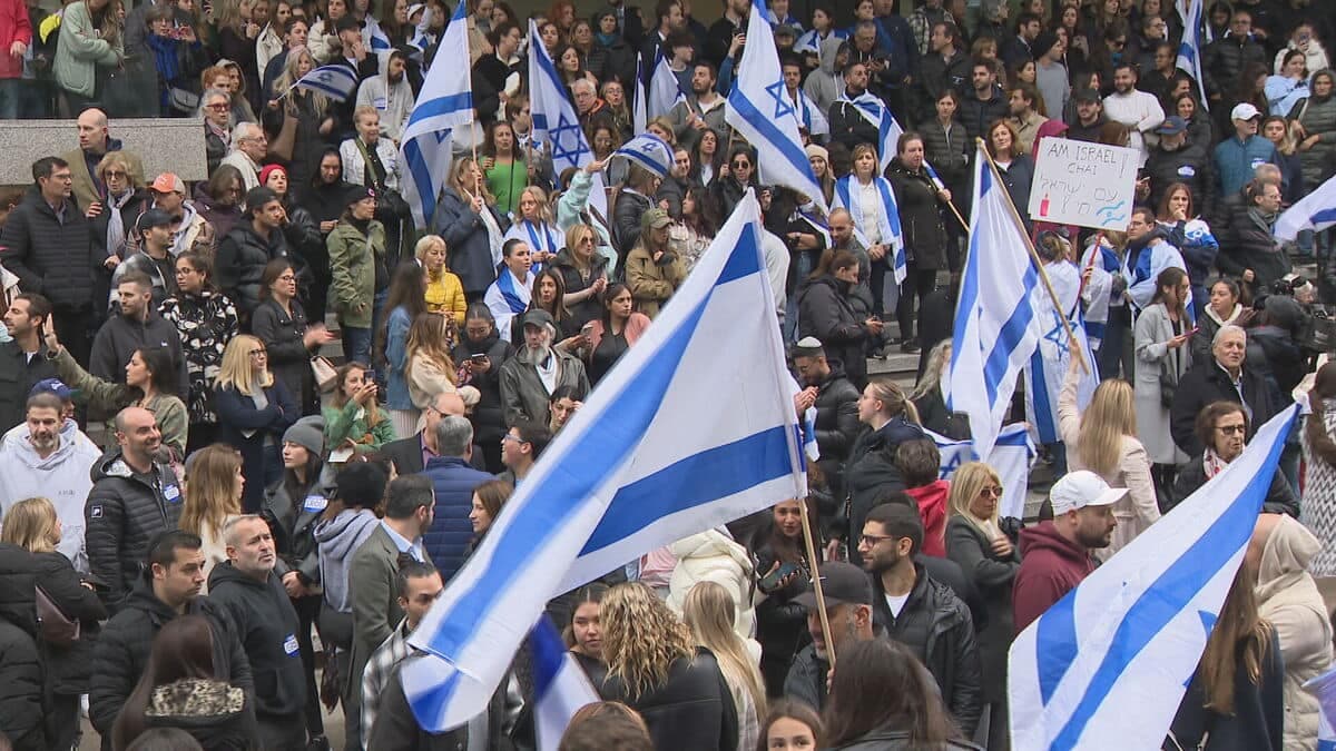 De nombreuses personnes se sont réunies mardi pour soutenir la communauté israélienne devant le Consulat général d’Israël à Westmount.