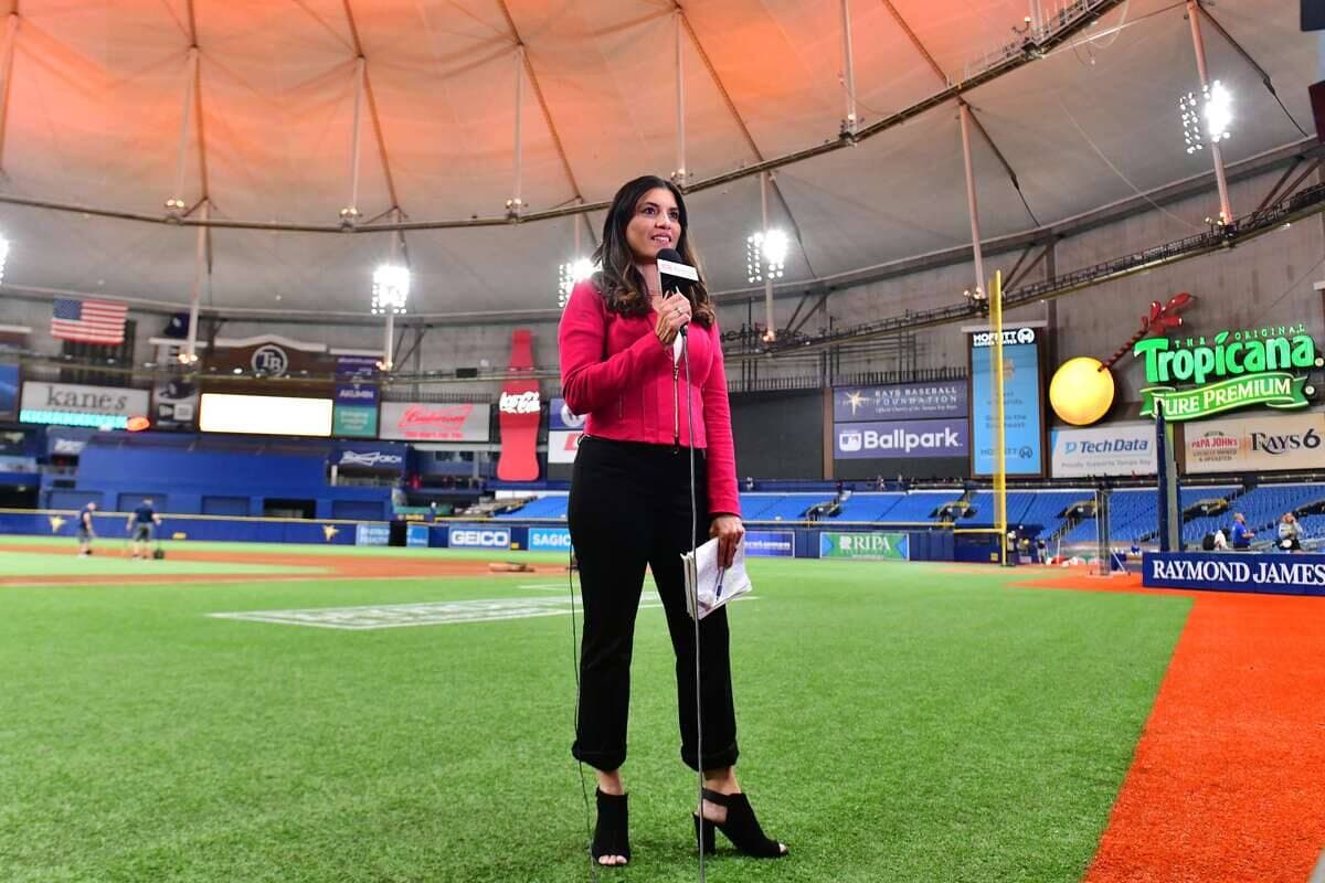 Alanna Rizzo travaille pour la chaîne MLB network qui est la propriété des ligues majeures de baseball.