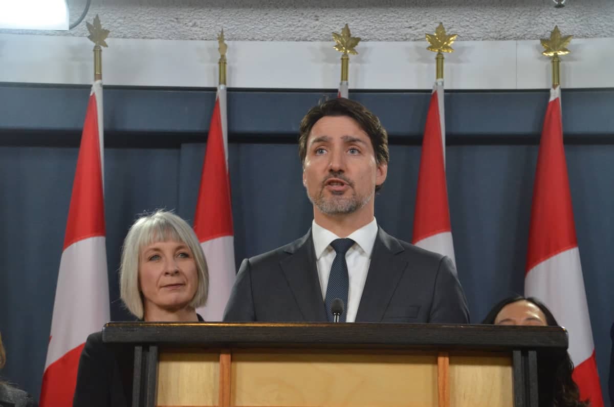Sur la photo: la ministre de la Santé, Patty Hajdu, à gauche du PM Justin Trudeau.