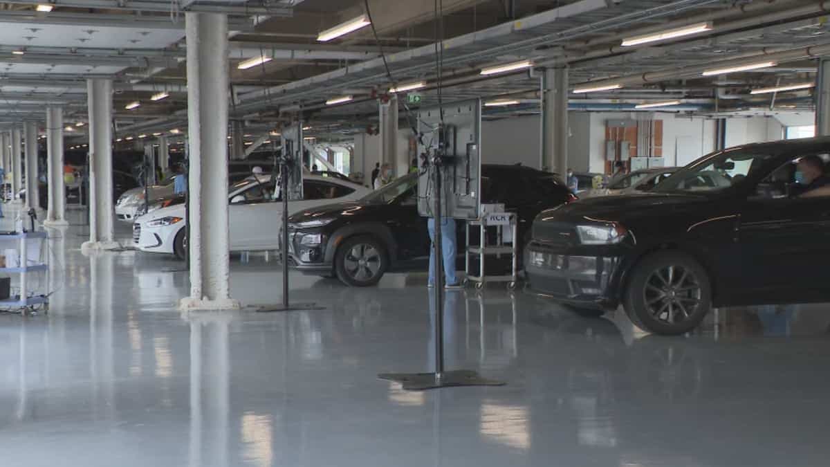 Les garages du circuit Gilles-Villeneuve servent à la vaccination depuis samedi.