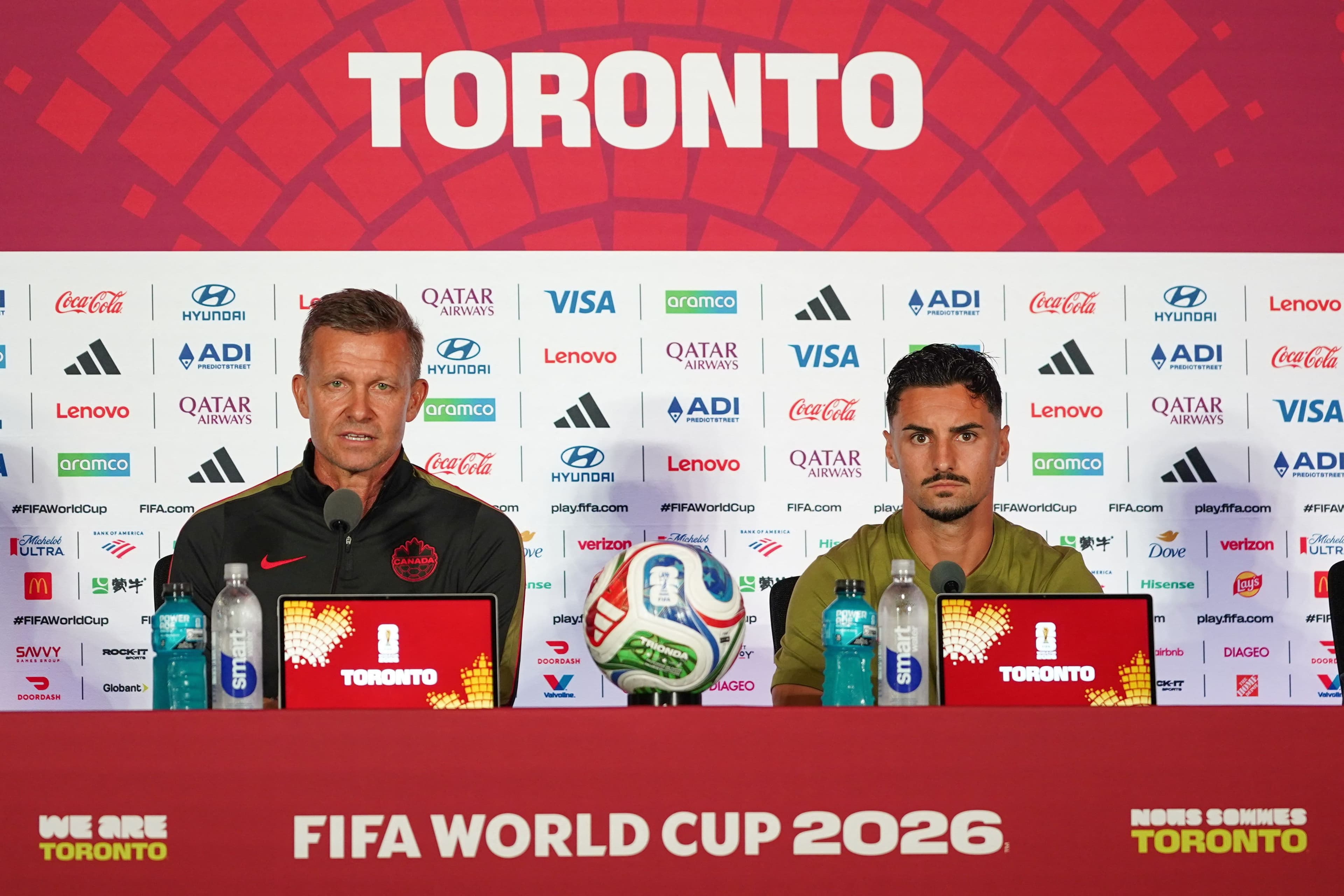 Le sélectionneur canadien Jesse Marsch et le milieu Stephen Eustaquio, qui agira comme capitaine vendredi, lors de la conférence de presse de jeudi à Toronto, à l'aube de l'entrée en scène du pays à la Coupe du monde.