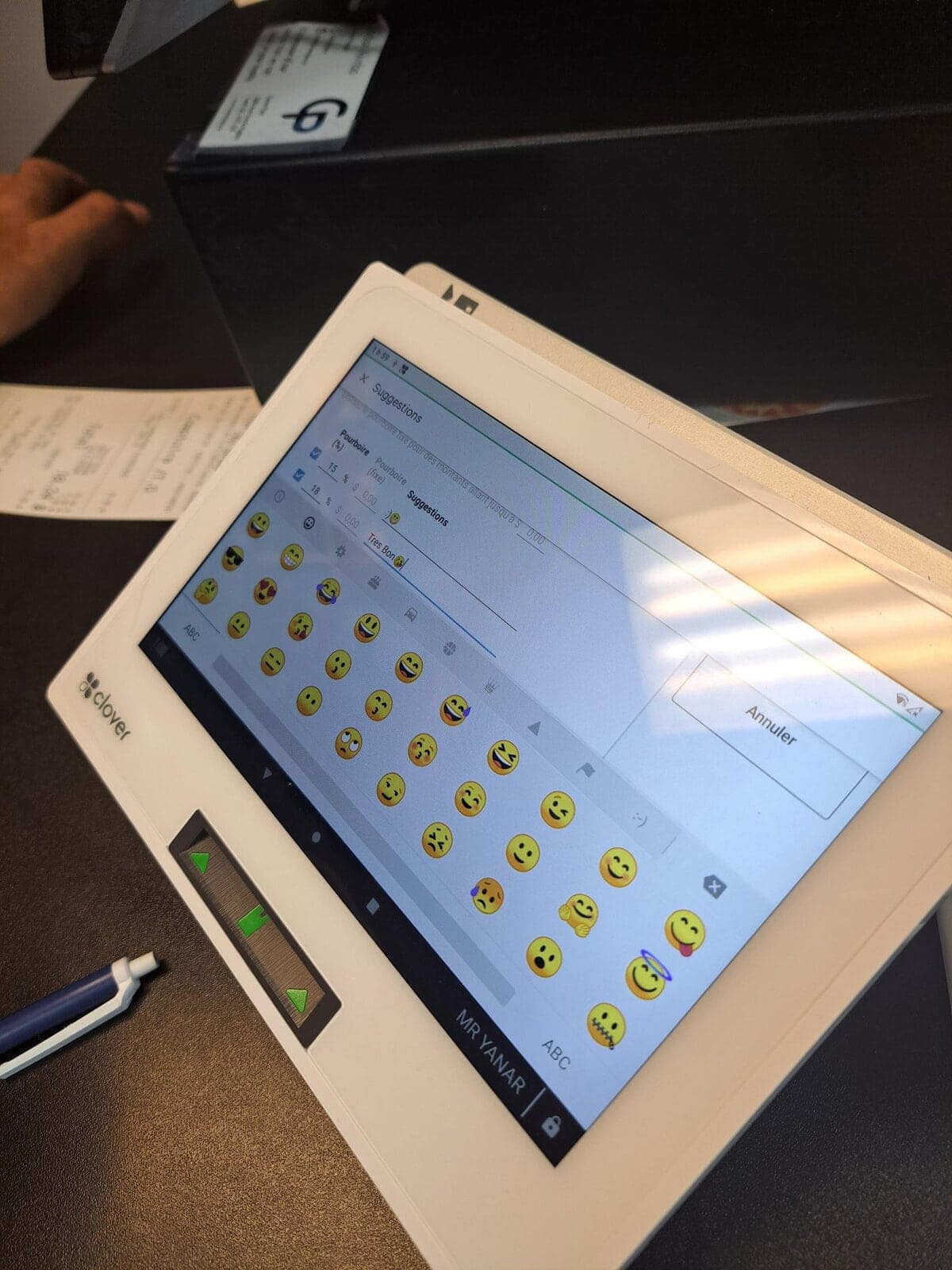 Les restaurateurs peuvent à leur guise mettre des émojis sur leurs terminaux de paiement, comme en témoigne le gérant du Pizza Express de Boucherville.