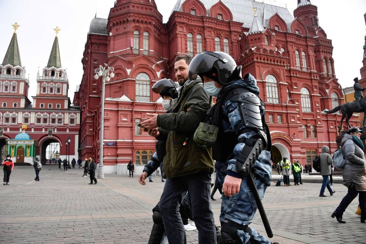 Des manifestants arrêtés par la police à Moscou, le 13 mars dernier.
