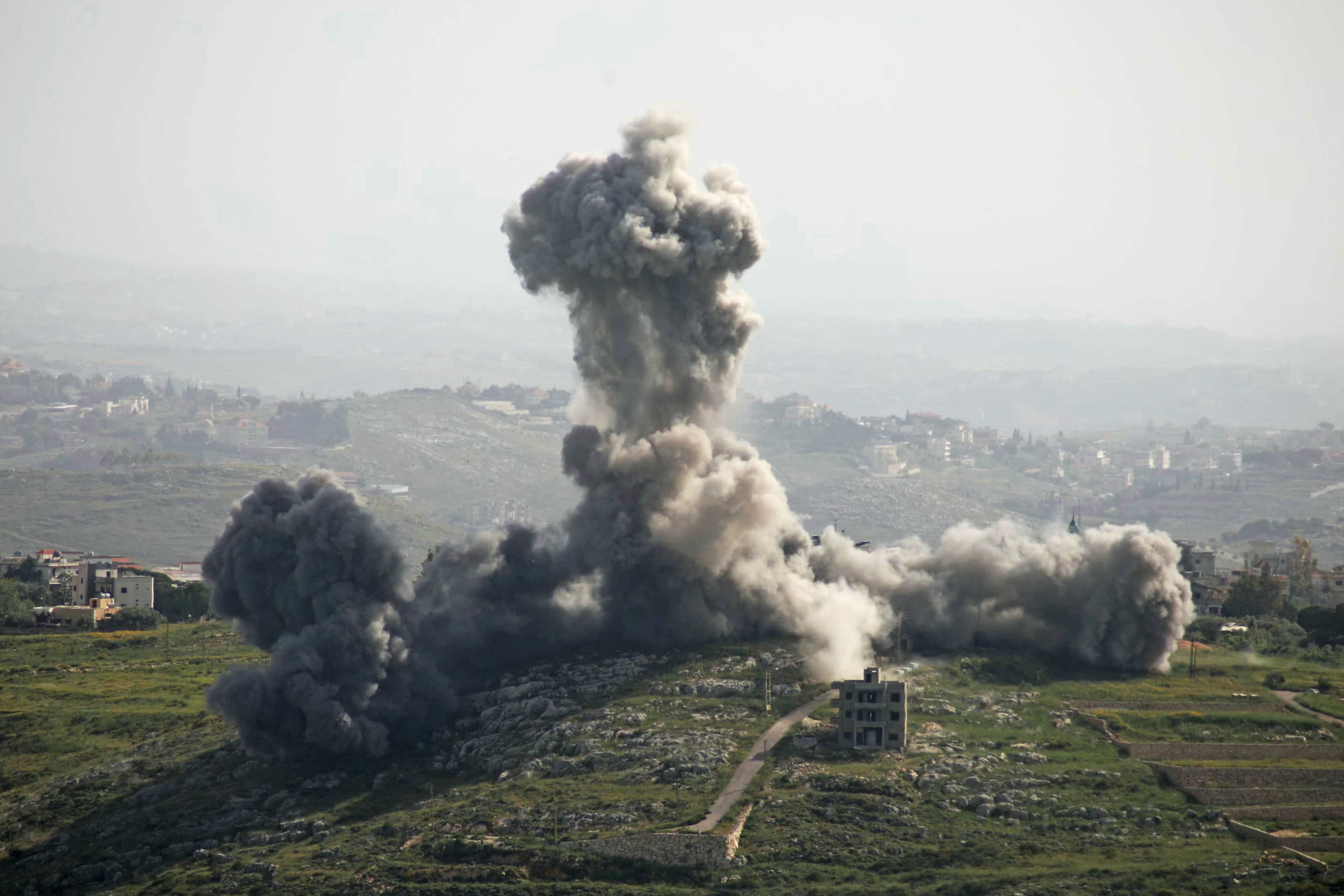 De la fumée s'élève du site d'une frappe aérienne israélienne qui a ciblé le village de Deir El Zahrani, dans le sud du Liban, le 13 mai 2026. Israël a intensifié ses frappes sur le Liban le 13 mai, le ministère de la Santé faisant état de 12 personnes tuées dans des attaques visant des véhicules, principalement au sud de Beyrouth, malgré un cessez-le-feu entre Israël et le Hezbollah.
