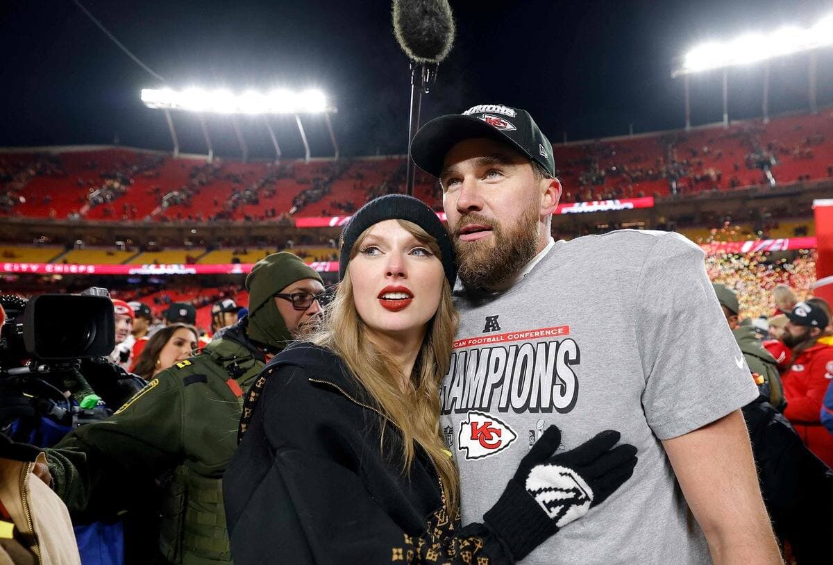 Taylor Swift et Travis Kelce regardent devant, à la conquête d’un autre championnat pour les Chiefs.