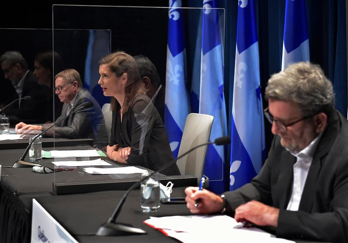 Gilles Lehouillier et Régis Labeaume n’avaient pas participé à une activité médiatique commune depuis décembre 2017. La vice-première ministre, Geneviève Guilbault, les a réunis pour marquer l’urgence de la situation pandémique dans la région.