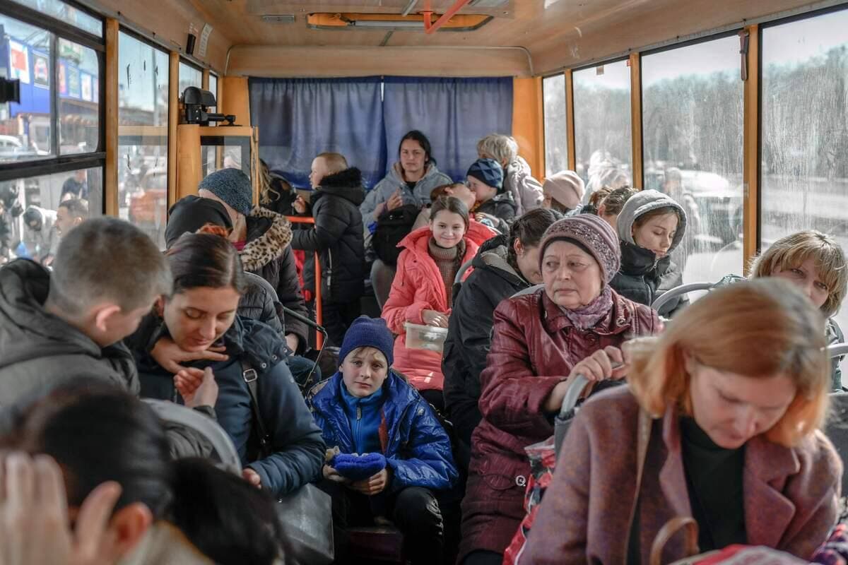 Des Ukrainiens continuent de fuir Marioupol.