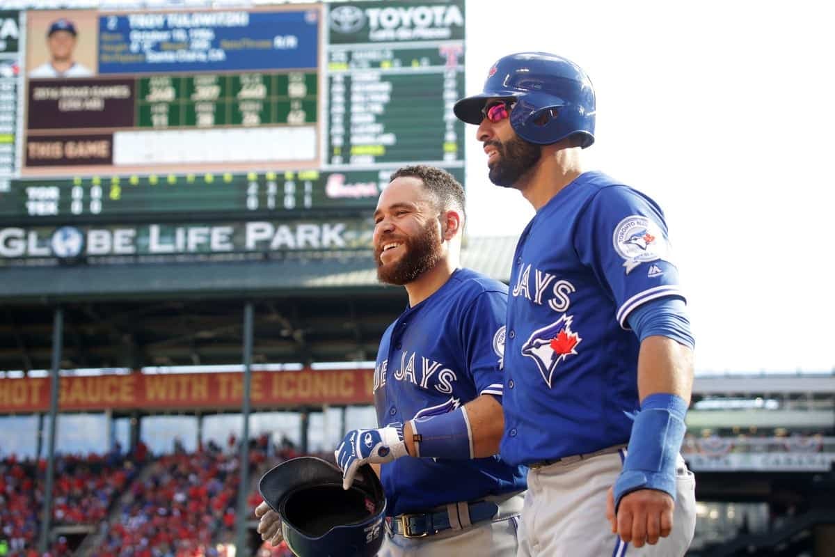 Russell Martin et José Bautista, coéquipiers dans l'uniforme des Blue Jays, le 6 octobre 2016, lors d'un match éliminatoire disputé à Arlington, au Texas.