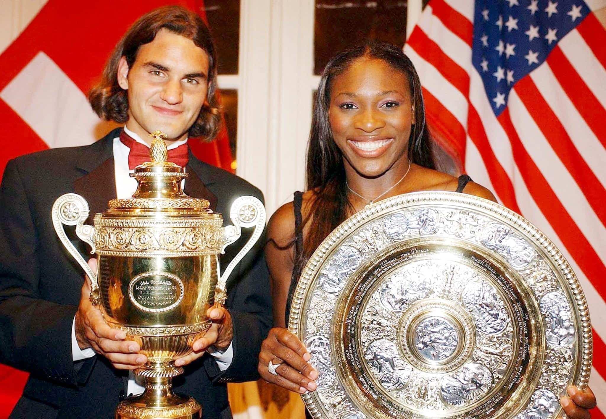 Roger Federer pose avec le trophée du champion de Wimbledon, premier titre majeur qu’il a remporté, en 2003, en battant en finale l’Australien Mark Philippoussis. À ses côtés se trouve l’Américaine Serena Williams, couronnée chez les femmes, cette année-là.