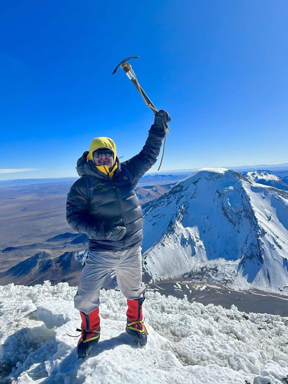 L’alpiniste a fièrement atteint le sommet du Parinacota, à plus de 6300 mètres d’altitude, après avoir combattu un sol formé de lames de glace imposantes.