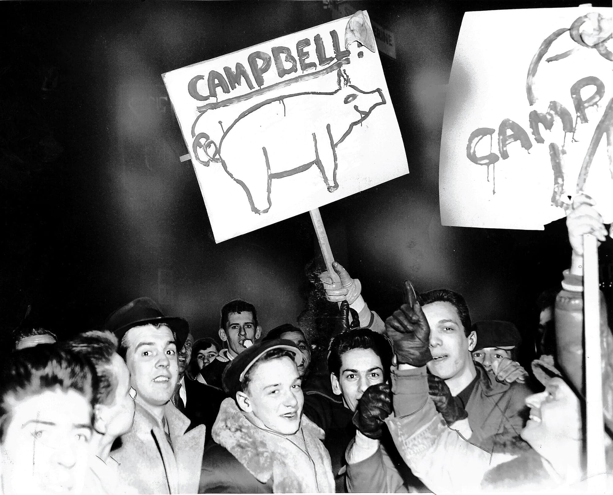 Le 17 mars 1955, le peuple canadien-français a manifesté violemment sa frustration contre le président de la Ligue nationale de hockey de l’époque, Clarence Campbell. Ce dernier avait été pris à partie à l’intérieur du Forum après avoir suspendu Maurice Richard, héros du peuple. L’émeute s’était ensuite transportée dans la rue, où les gens avaient crié haut et fort leur colère.