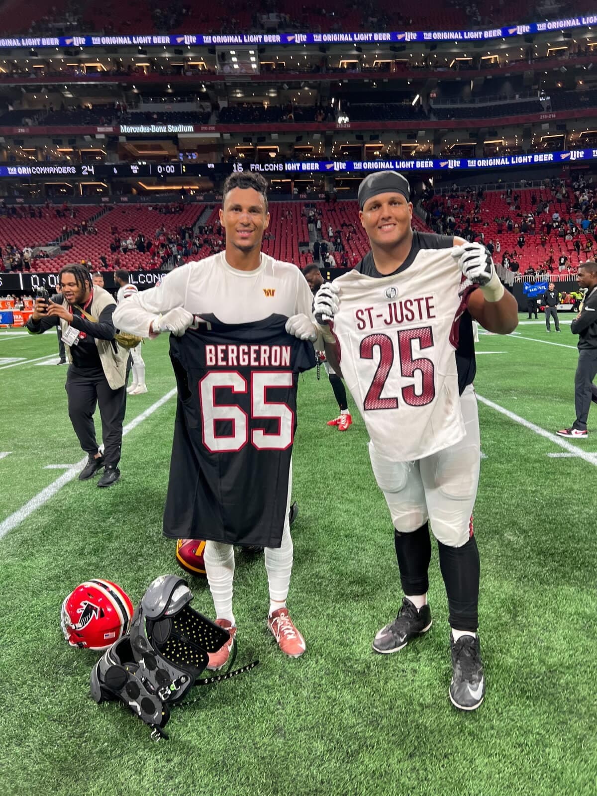Le demi de coin des Commanders Benjamin St-Juste et le garde des Falcons Matthew Bergeron ont échangé leurs chandails après la rencontre. PHOTO TIRÉE DU COMPTE X DE NFL CANADA