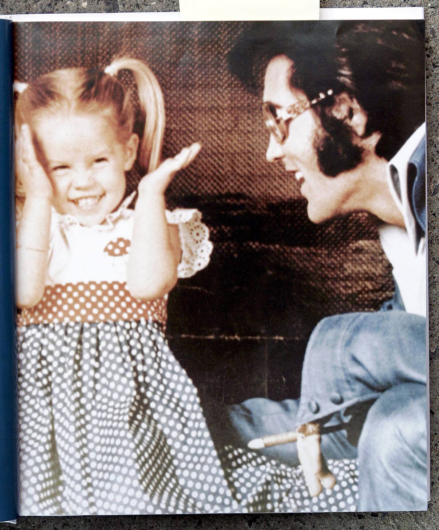 Une photo d’enfance de la défunte chanteuse et de son père.