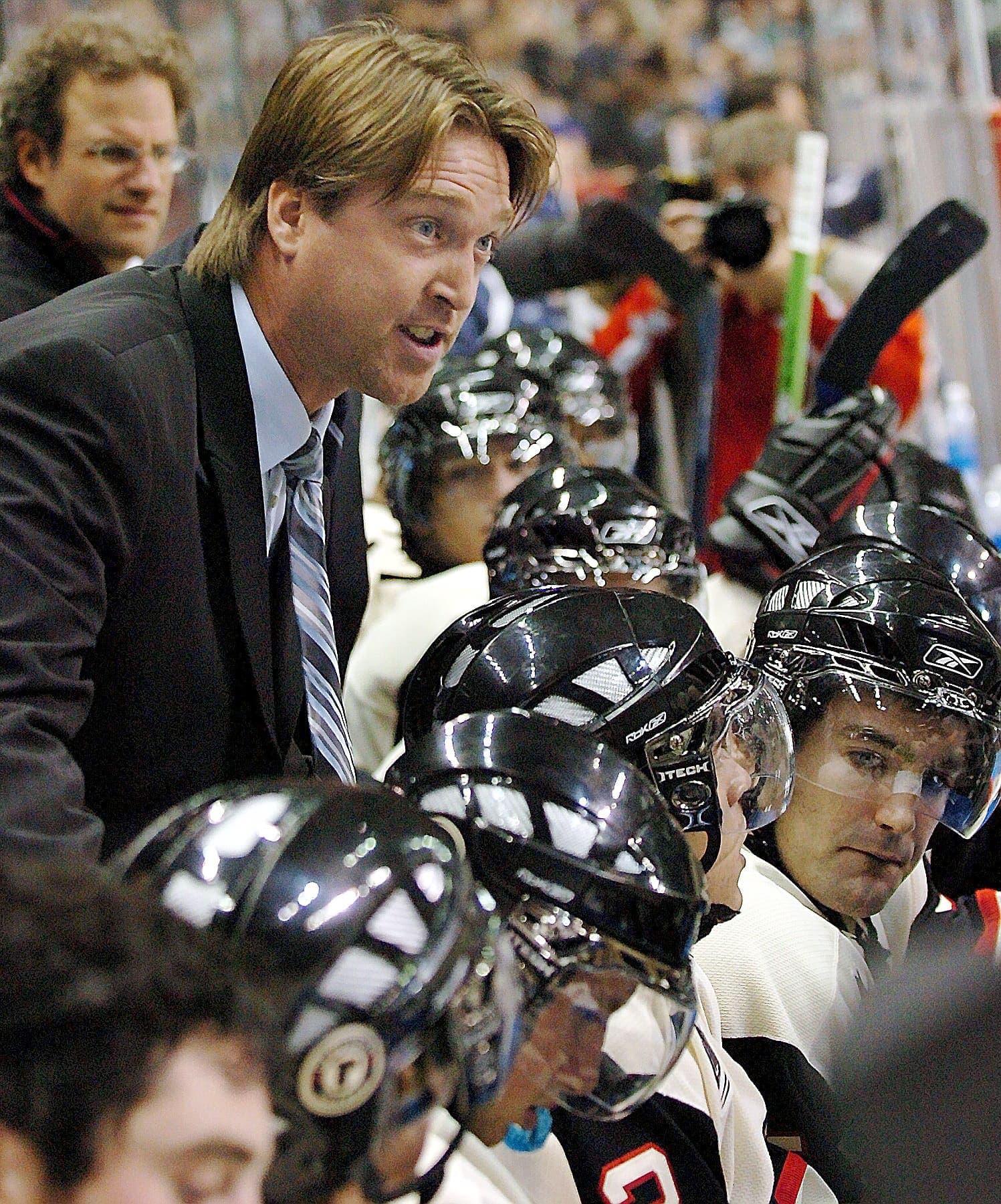 Patrick Roy à son premier match derrière le banc des Remparts, en septembre 2005.