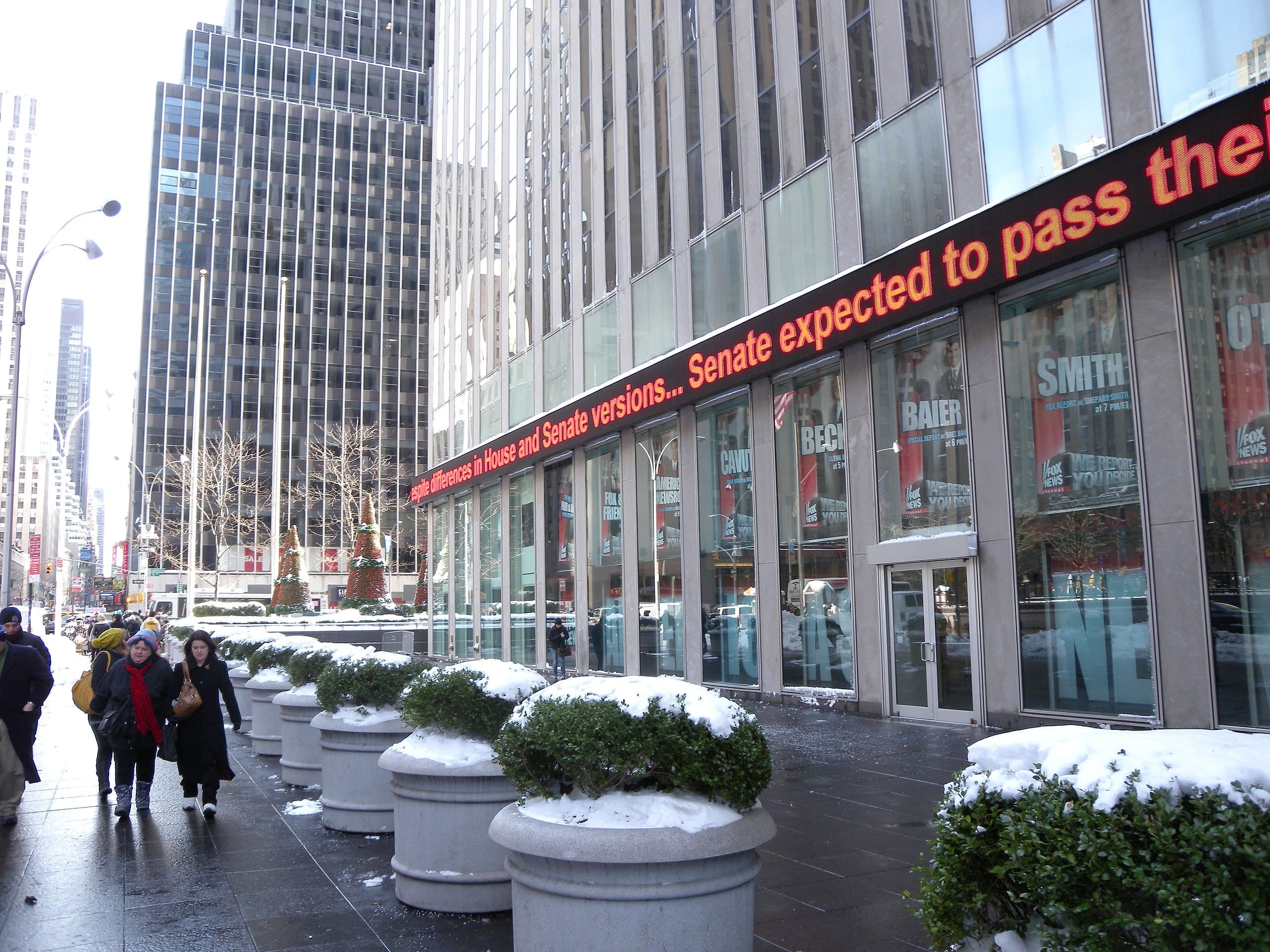 Des studios de Fox News se trouvent au rez-de-chaussée du 1211, Avenue of the Americas, à New York.
