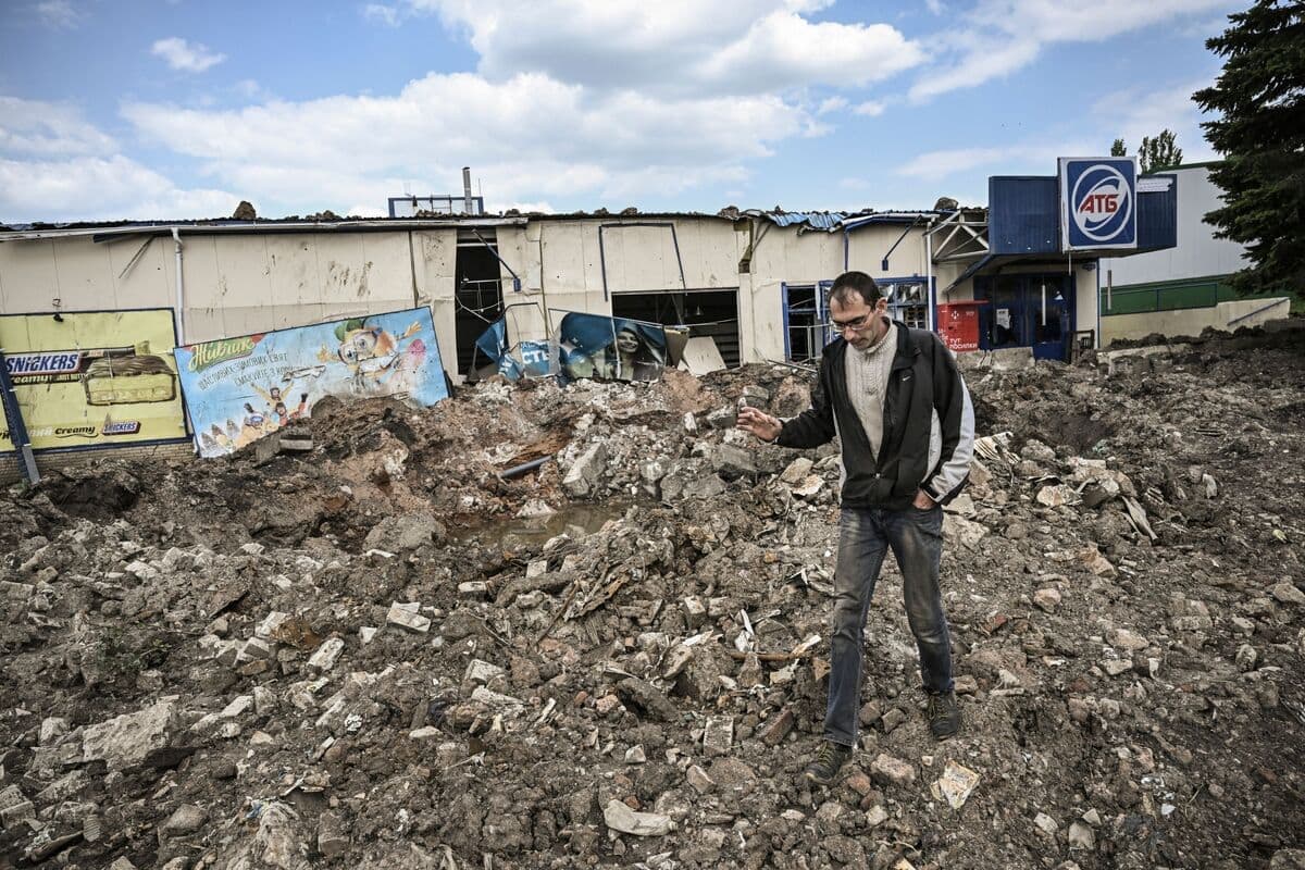 Un homme marche devant un supermarché détruit après un bombardement russe dans la ville de Soledar, dans l'est de l'Ukraine.
