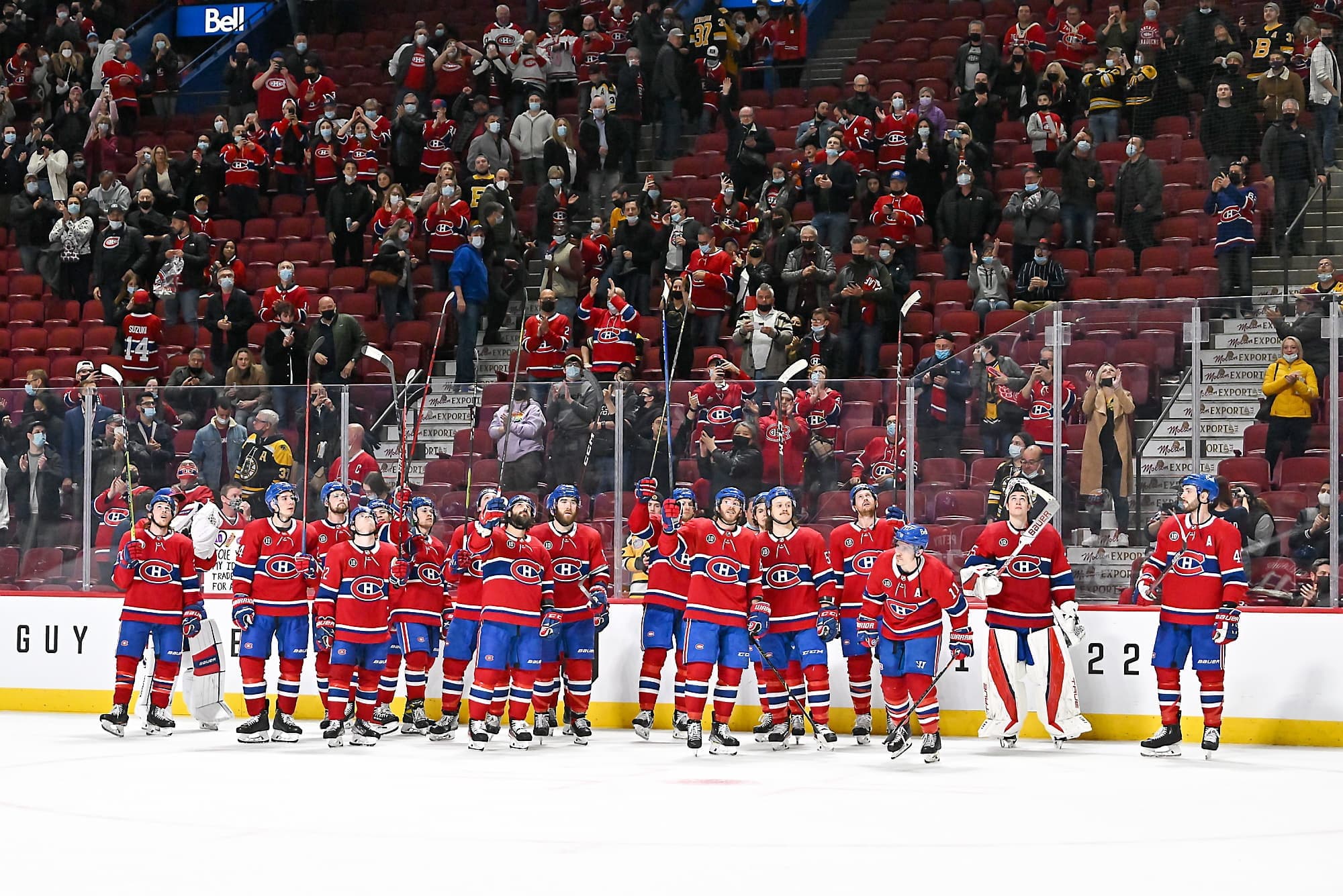 Rassemblés sous la bannière de Guy Lafleur suspendue au plafond du Centre Bell, les joueurs ont salué la légende après le match.