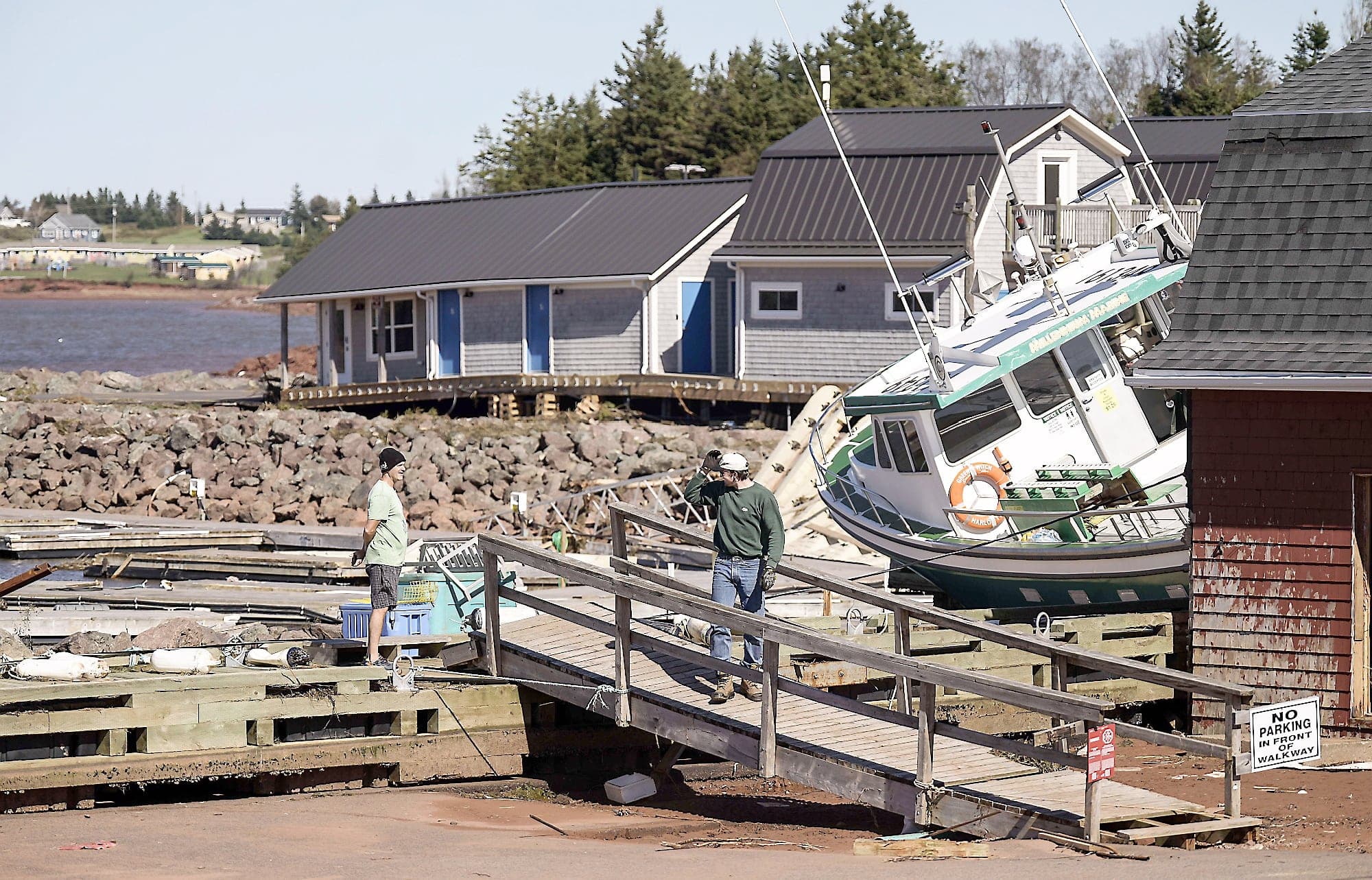 Un bateau a été renversé par le vent à la marina de Stanley Bridge à New London, Île-du-Prince-Édouard.