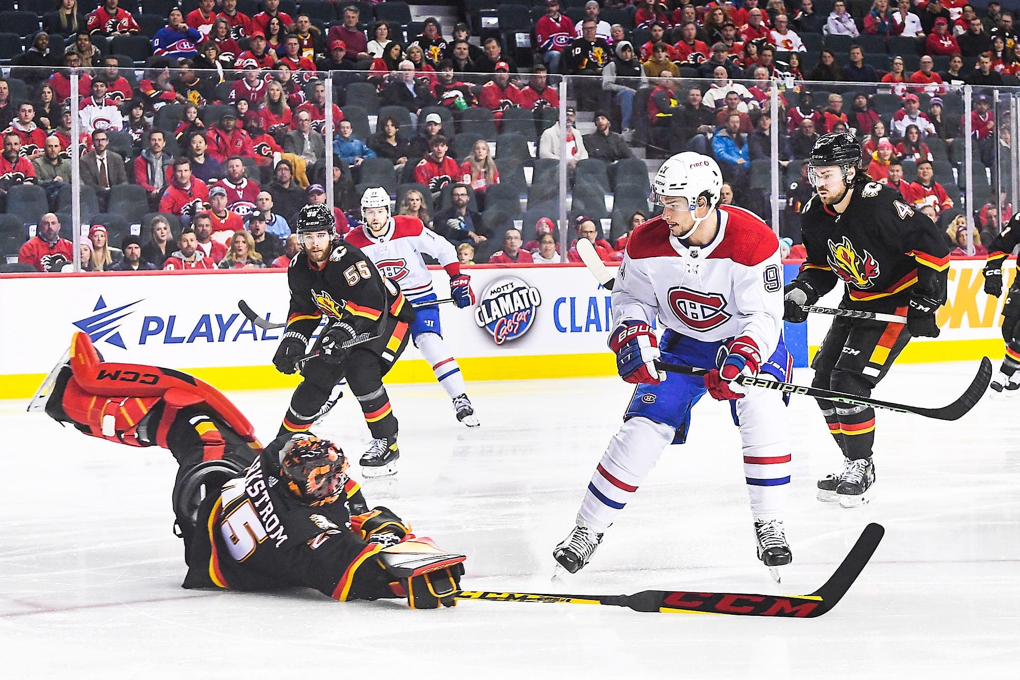 Sean Monahan a provoqué la sortie hasardeuse du gardien Jacob Markstrom, jeudi, en première période, au Saddledome de Calgary.