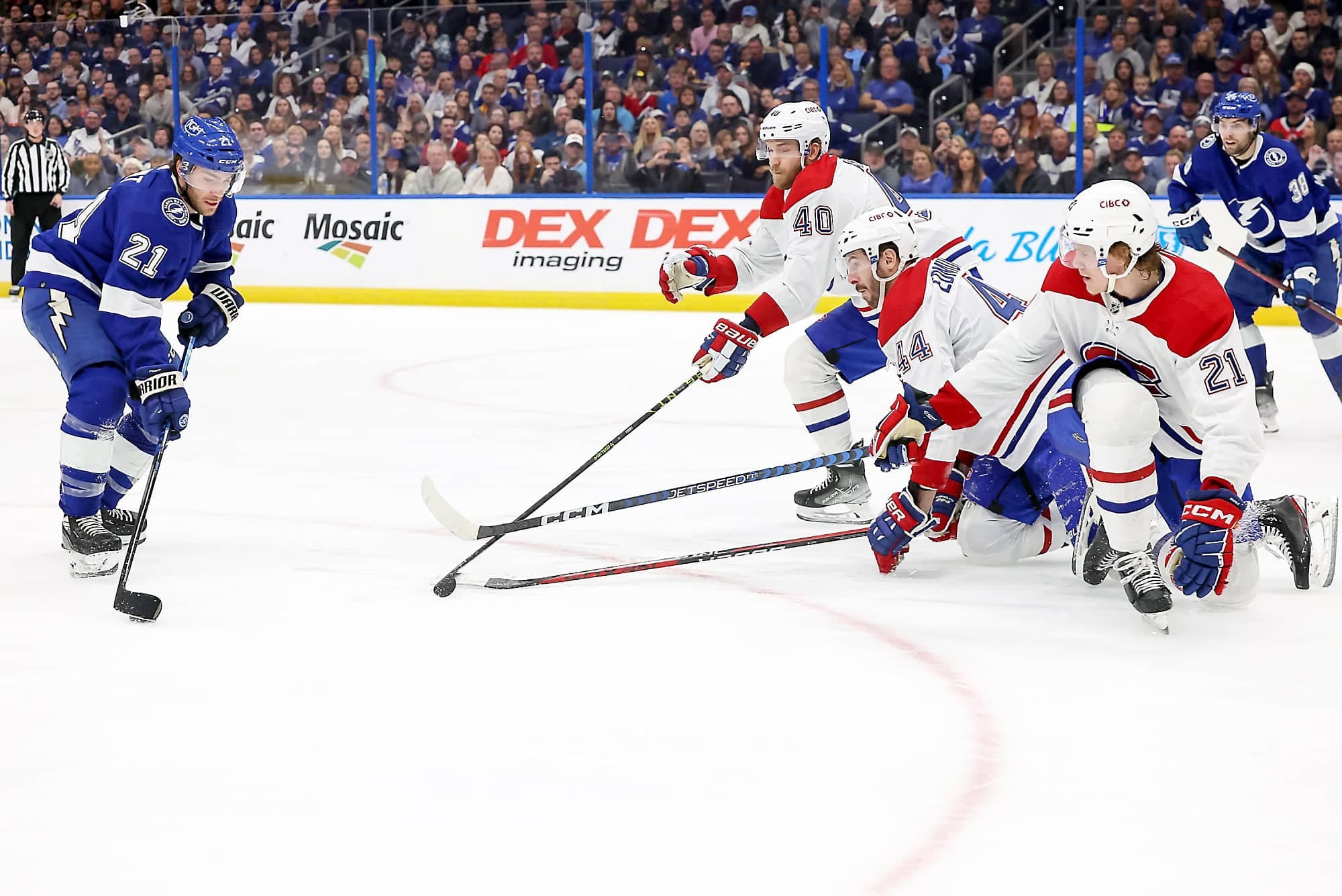 Auteur de deux buts ce mercredi, Brayden Point s’apprête à faire un tir, mais trois joueurs du Canadien sont dans sa trajectoire, soit Joel Armia (40), Joel Edmundson (44) et Kaiden Guhle (21).