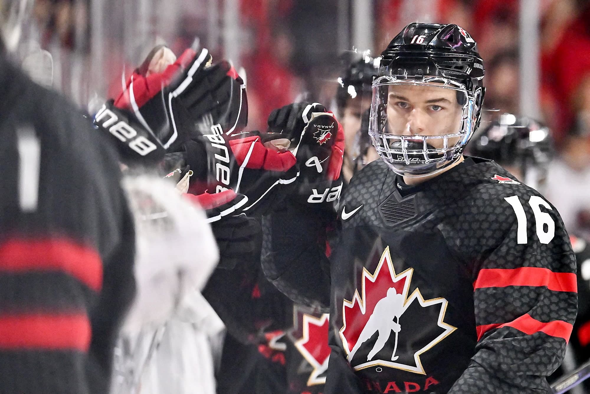 Connor Bedard célébrant avec ses coéquipiers son premier but du match contre les Slovaques, lundi.