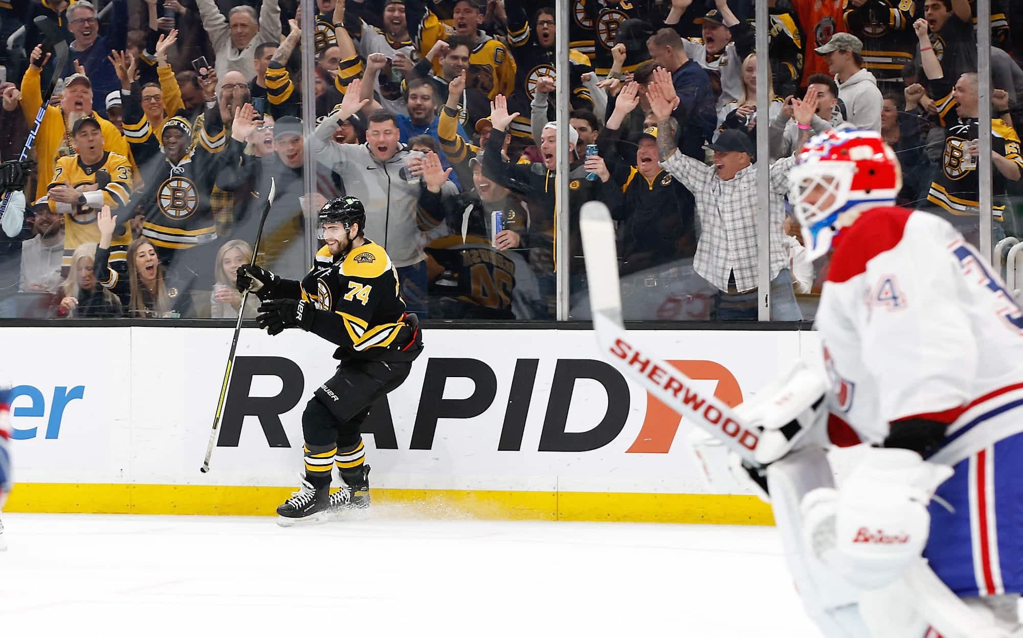 Jake Debrusk vient de déjouer Jake Allen pour porter la marque à 2 à 0 en faveur des Bruins.