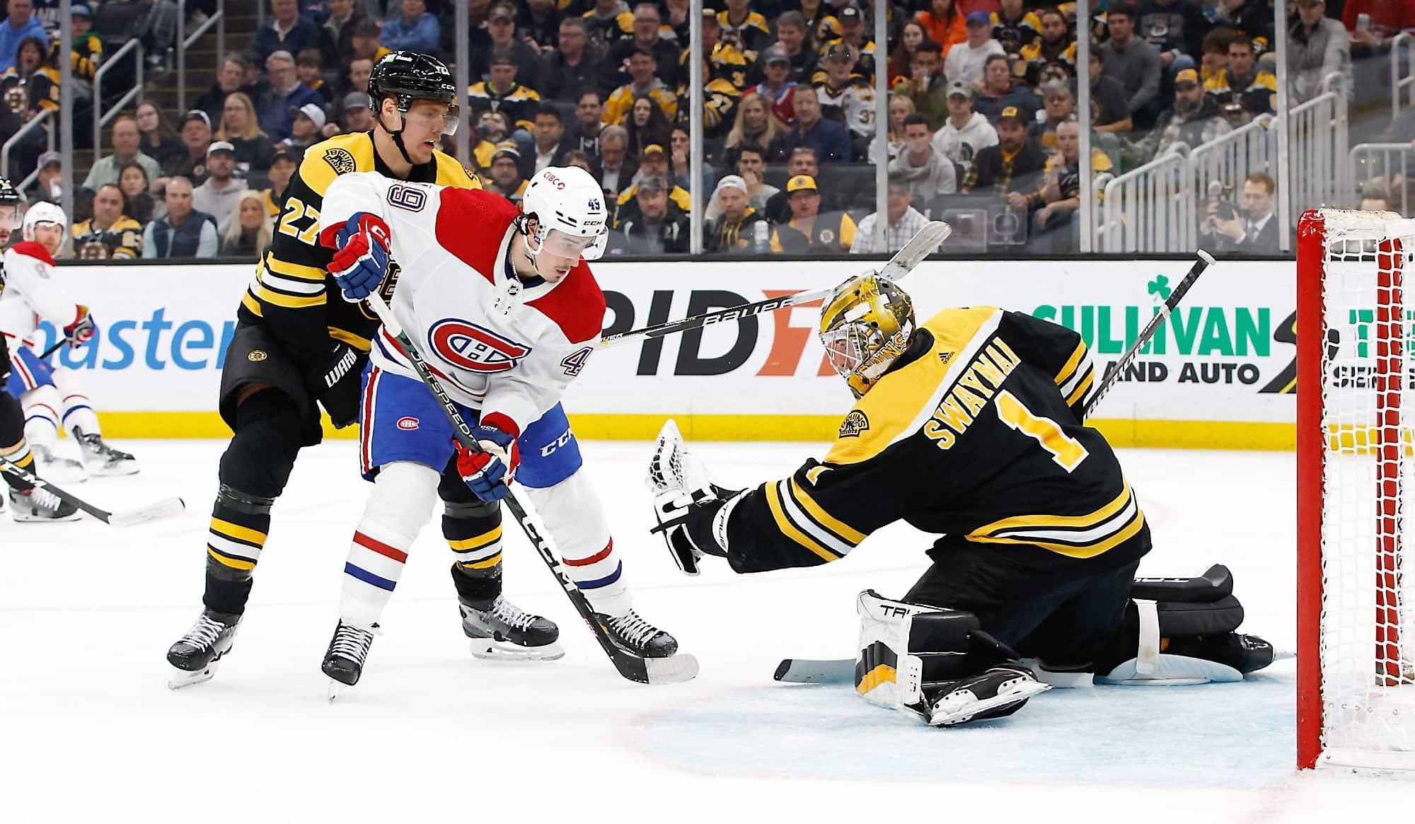 Le gardien des Bruins Jeremy Swayman a frustré Rafaël Harvey-Pinard sur cette séquence survenue lors de la période médiane.