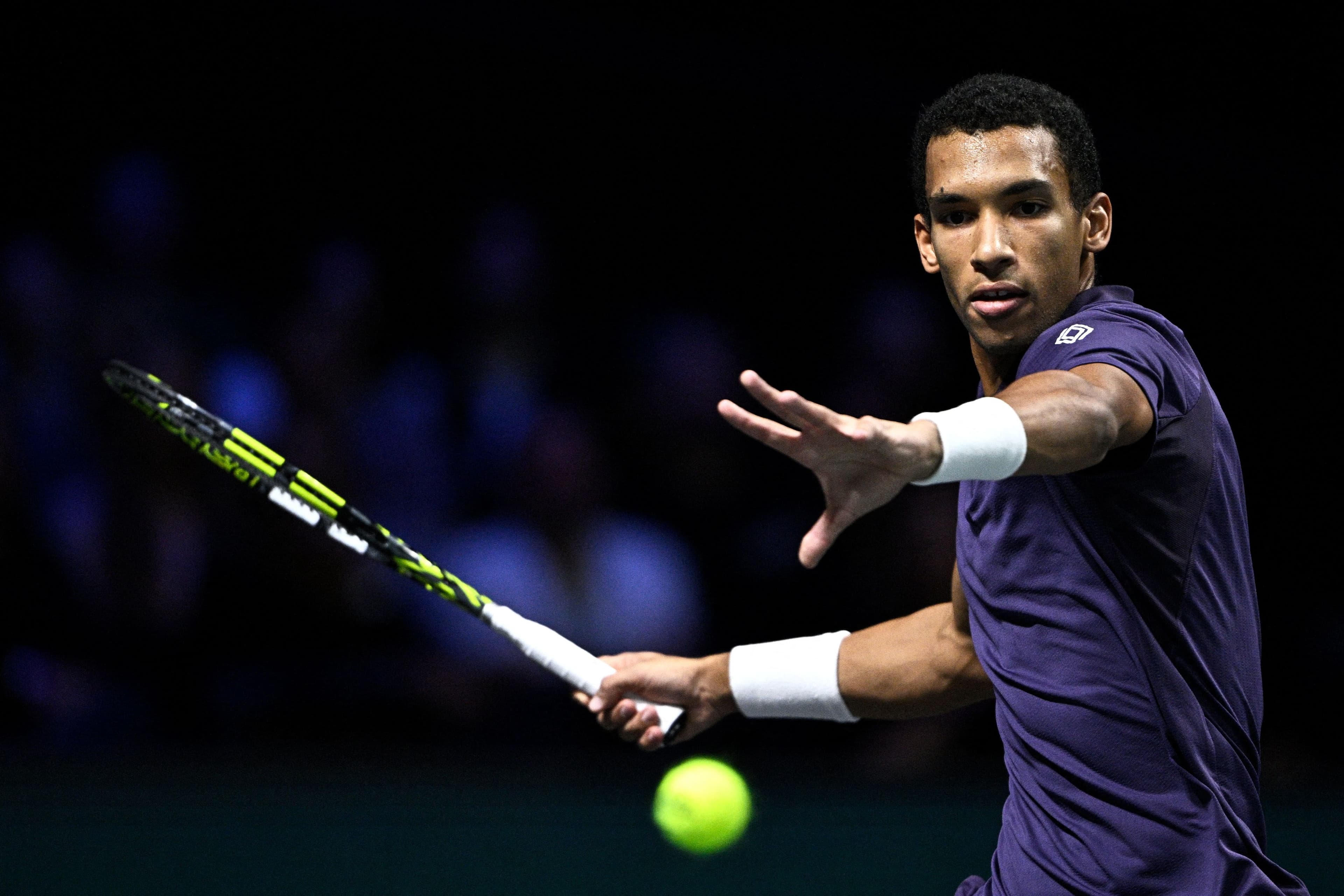 Félix Auger-Aliassime retournant une balle de Jannik Sinner en finale du tournoi de Paris, le 2 novembre.