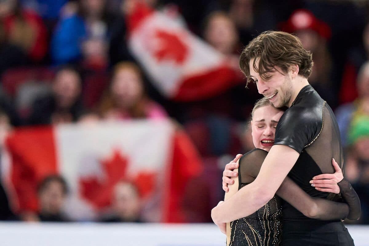 Kelly Ann Laurin et Loucas Éthier savourent le moment, au terme de leur programme court, le mercredi 20 mars 2024, lors des Championnats mondiaux de patinage artistique présentés à Montréal.