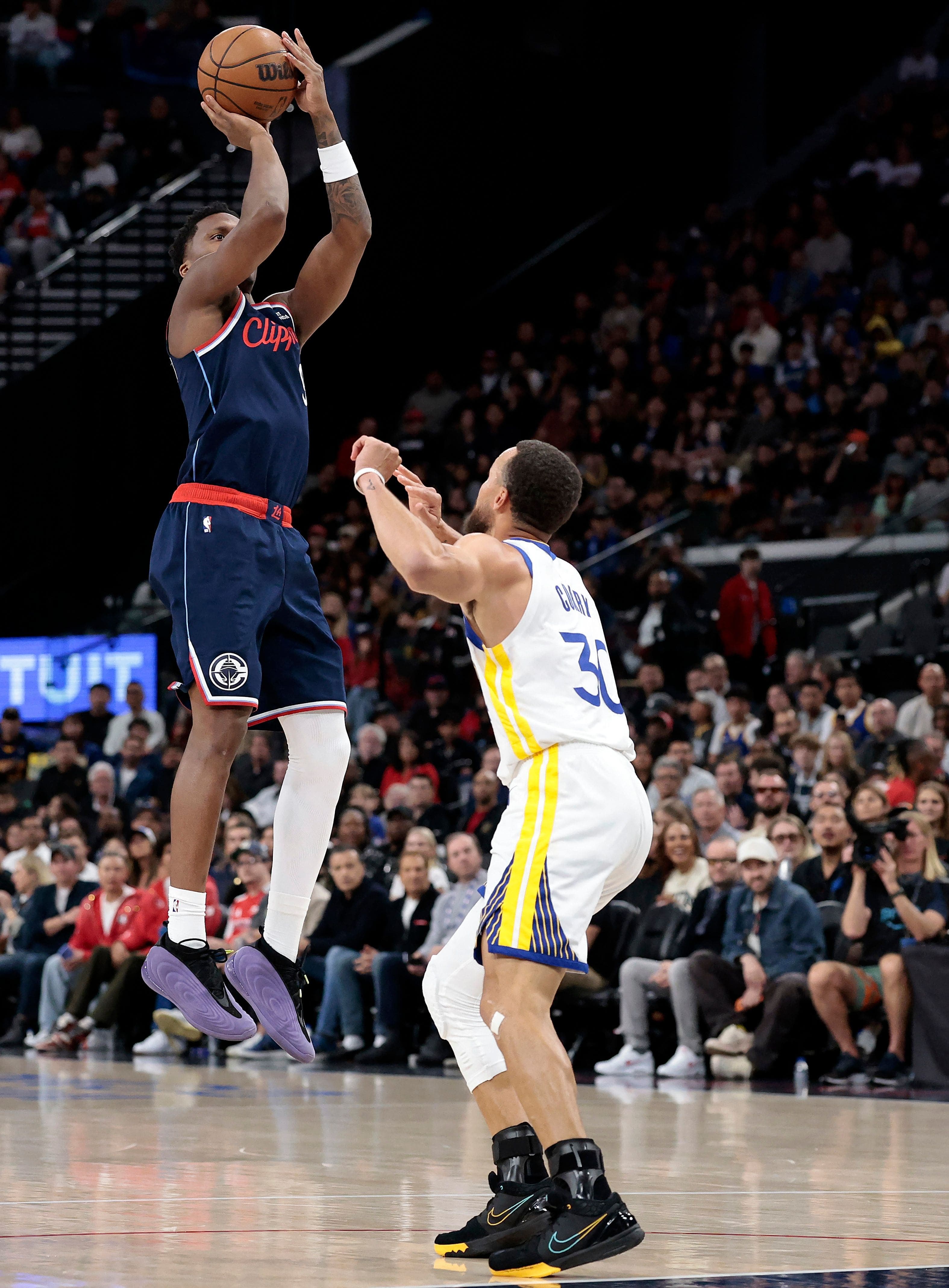 Bennedict Mathurin effectue un lancer sous les yeux de son adversaire Stephen Curry, le 15 avril 2026, durant le match éliminatoire disputé à Inglewood, en Californie.