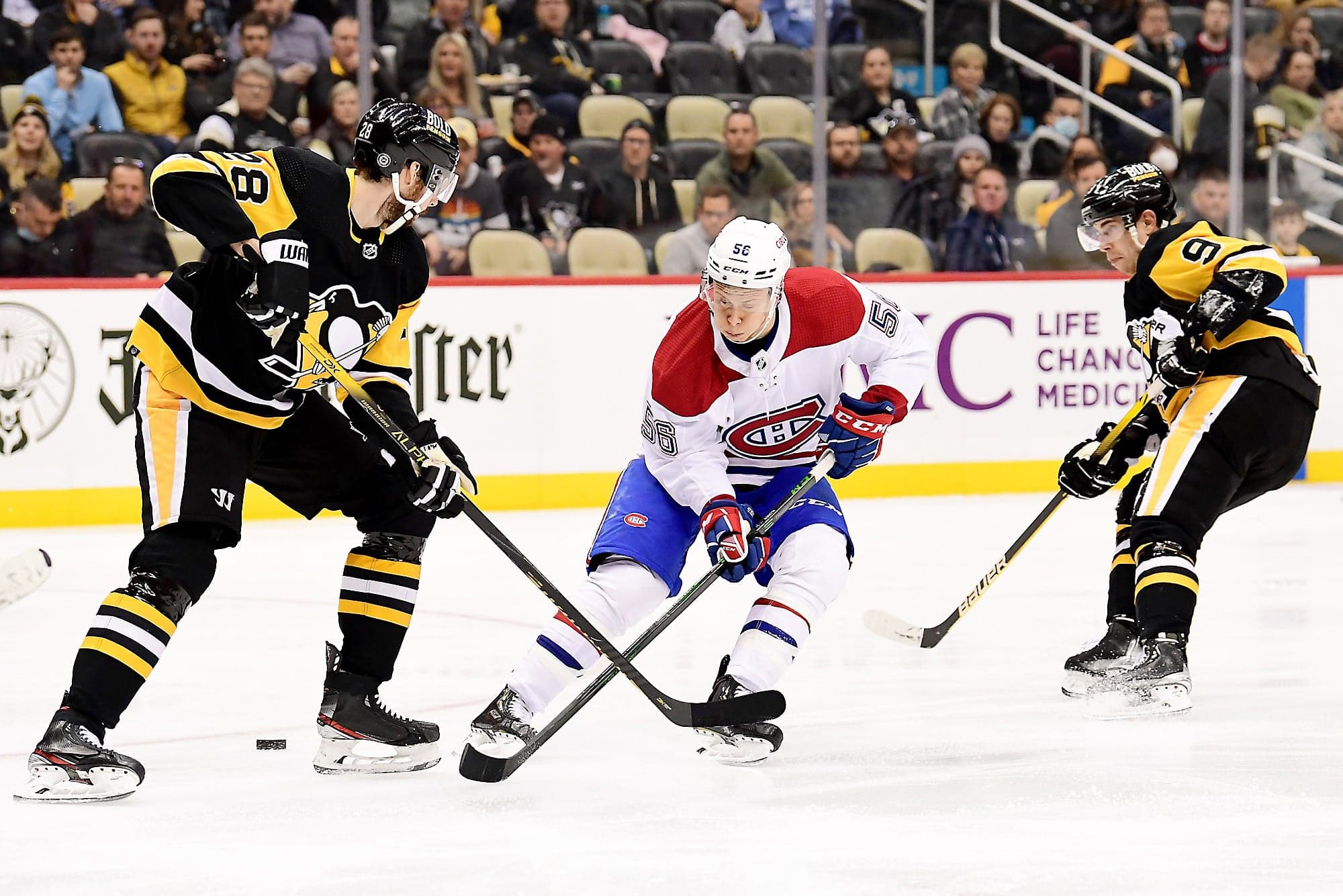 Jesse Ylönen a réussi son premier but dans la Ligue nationale, mardi, à Pittsburgh.