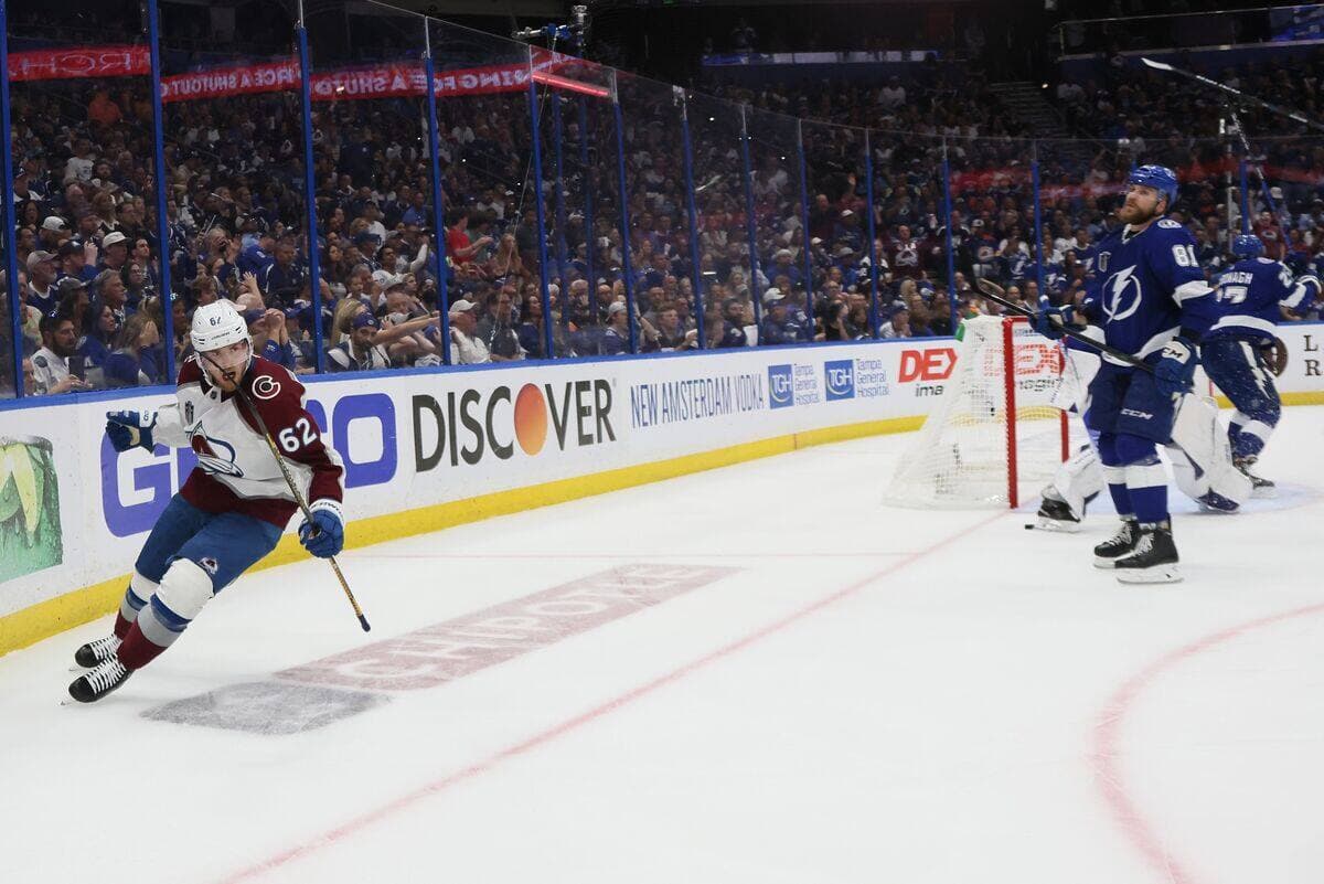 Homme des grandes occasions, l’ancien joueur du Canadien Artturi Lehkonen a eu l’honneur d’inscrire le but vainqueur de l’Avalanche, hier soir.