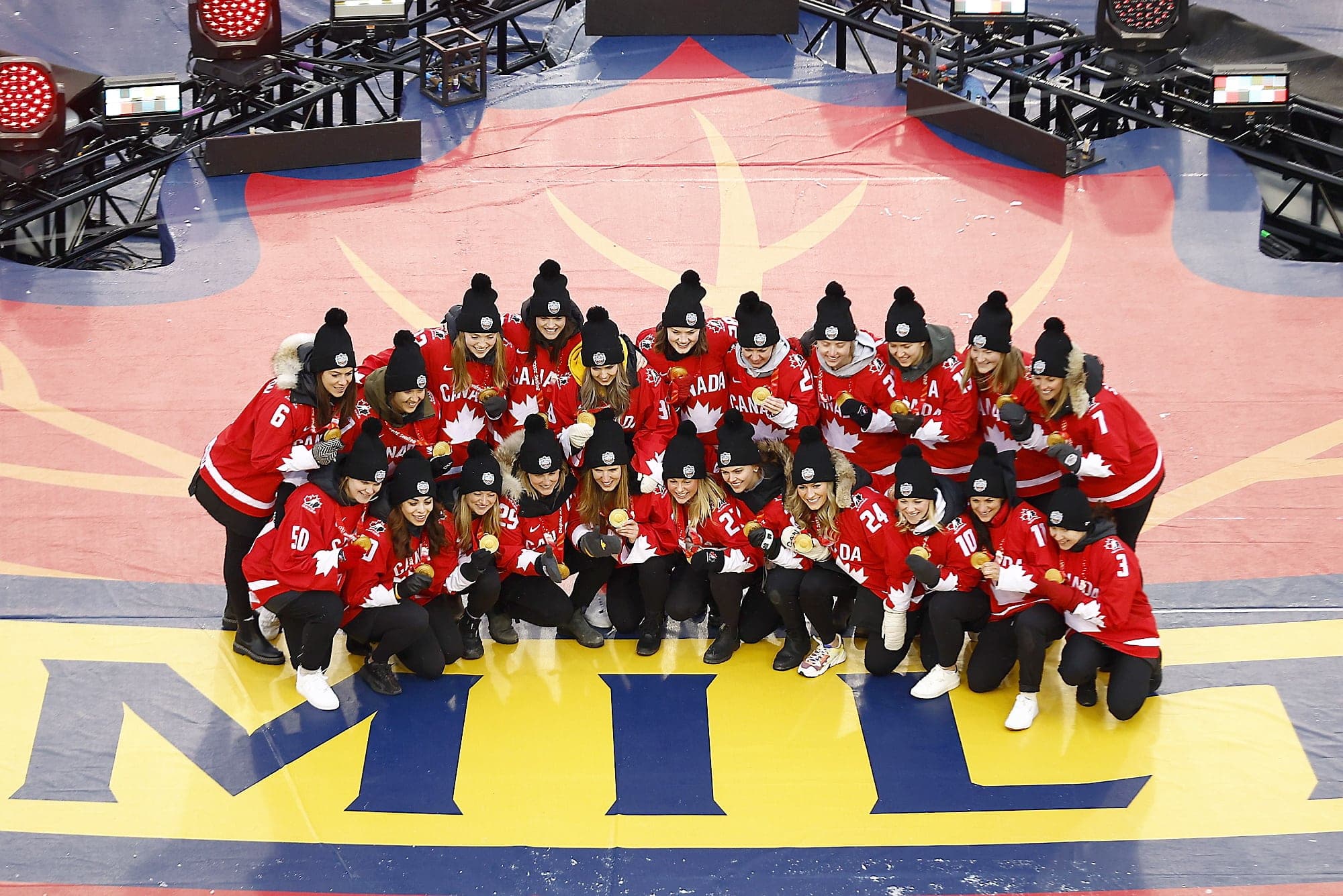 Leur médaille d’or olympique au cou, les joueuses de l’équipe canadienne de hockey féminin ont été présentées à la foule de la Classique Héritage, lundi, à Hamilton.