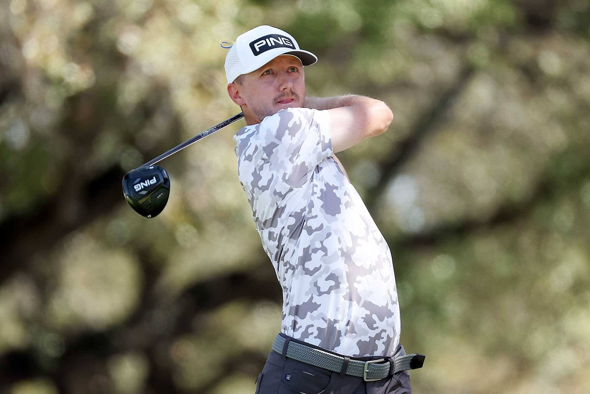 Mackenzie Hughes frappe un coup au huitième trou du Championnat du monde de golf Dell Technologies, le 25 mars.