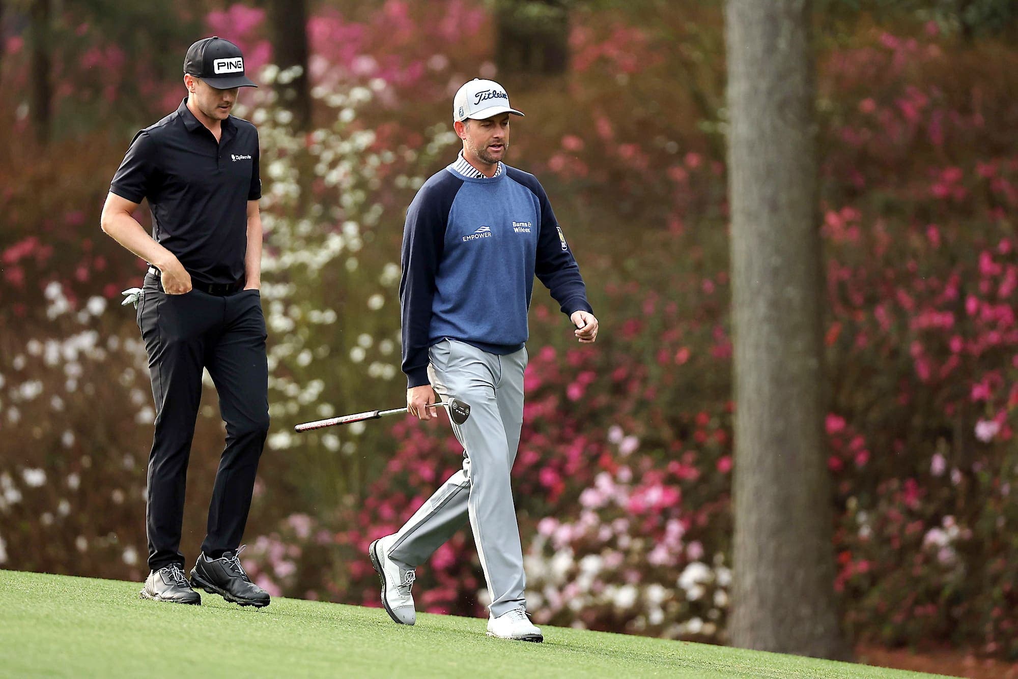 Le Canadien Mackenzie Hughes (à gauche) et l’Américain Webb Simpson ont pu expérimenter les dénivellations du Augusta National, mardi.