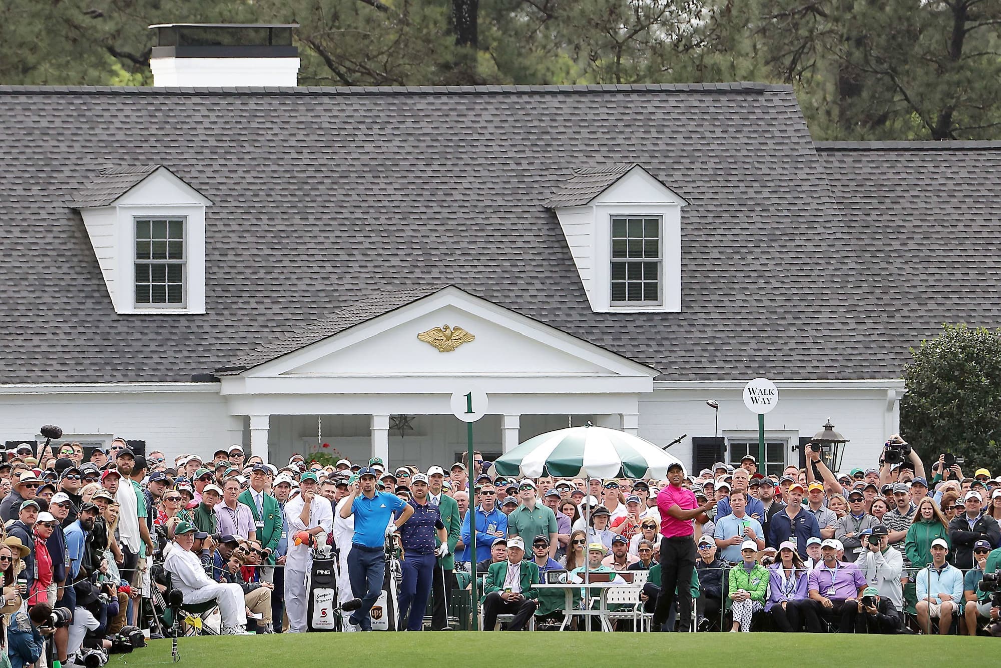 Au tertre de départ du premier trou, une foule nombreuse a épié l’élan du légendaire Tiger Woods.