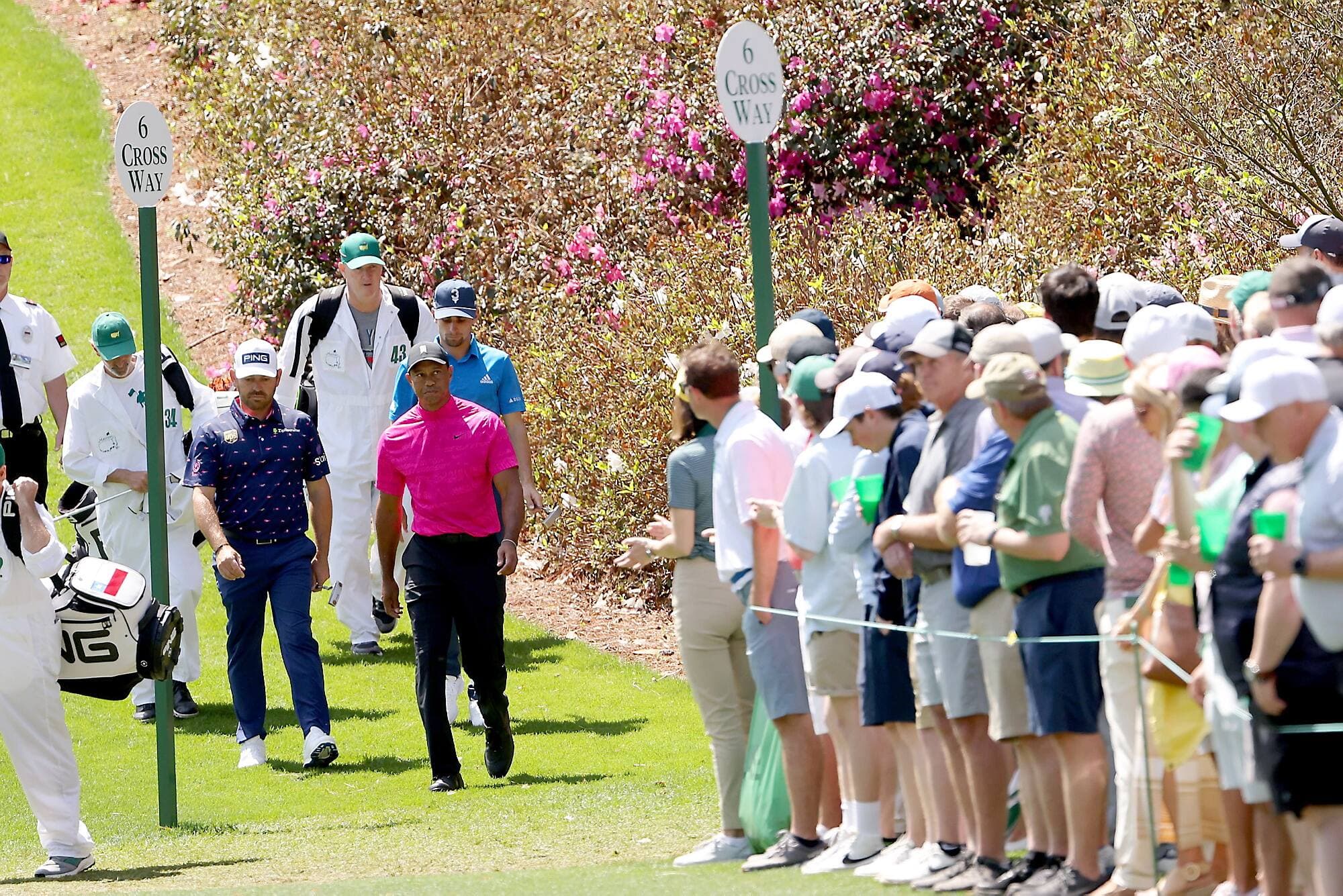 En route vers le sixième vert, Tiger Woods a reçu des encouragements des amateurs de golf massés derrière les cordes de sécurité.