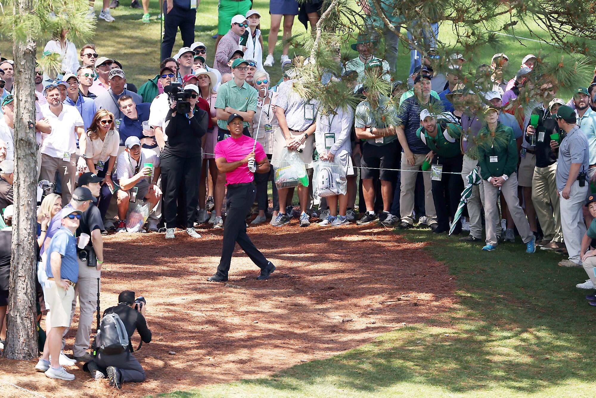 Après son élan, Tiger Woods observe la trajectoire de sa balle qui file vers le neuvième trou.