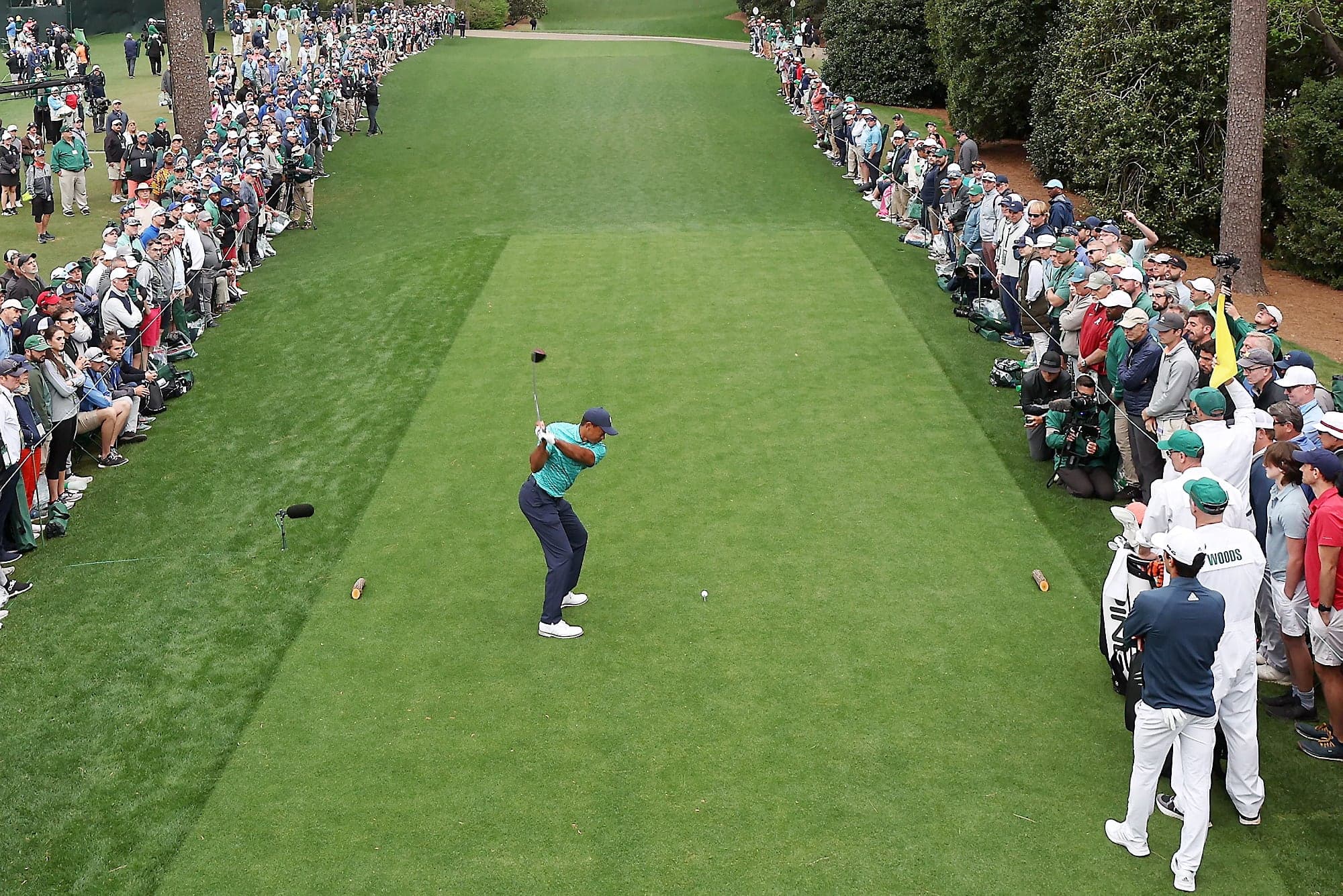 Au 18e tertre, Tiger Woods s’exécute sous les regards admiratifs des amateurs de golf qui ont suivi ses pas au Augusta National, vendredi.