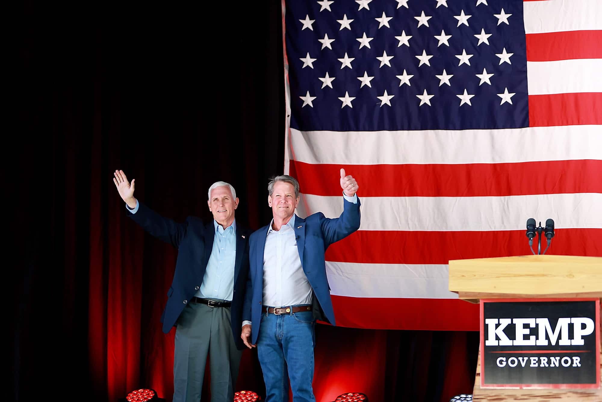 Le gouverneur de Géorgie, Brian Kemp, et l’ancien vice-président américain Mike Pence.