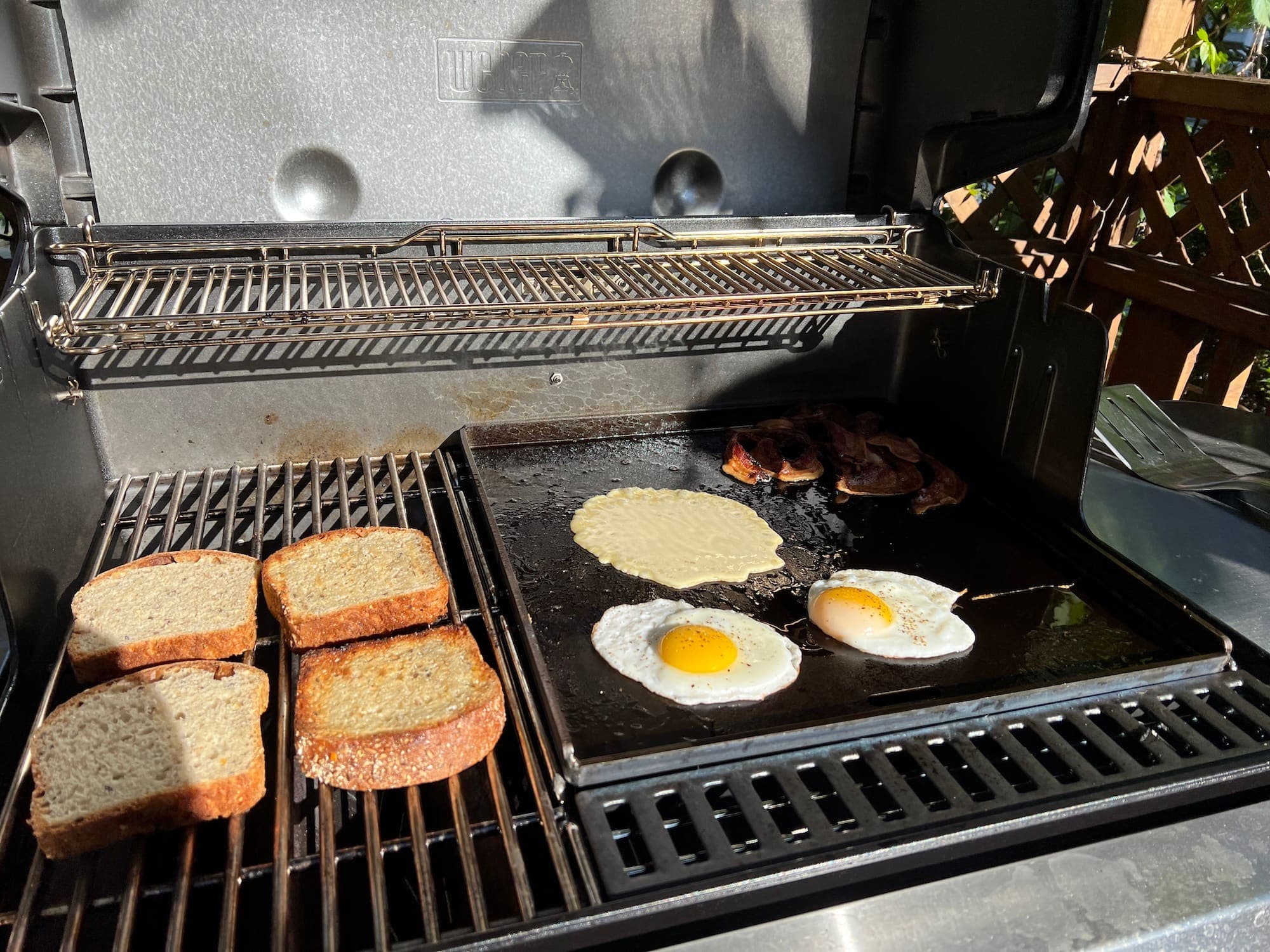 La plancha permet de varier le type d’aliments qu’on peut faire au barbecue.