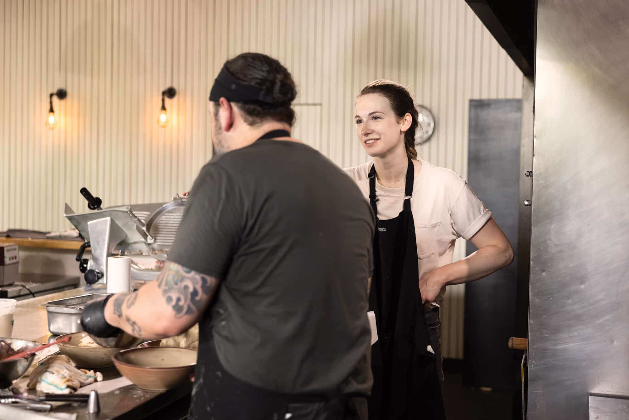 Même s’ils sont en compétition, les chefs n’hésitent pas à s’épauler les uns les autres.