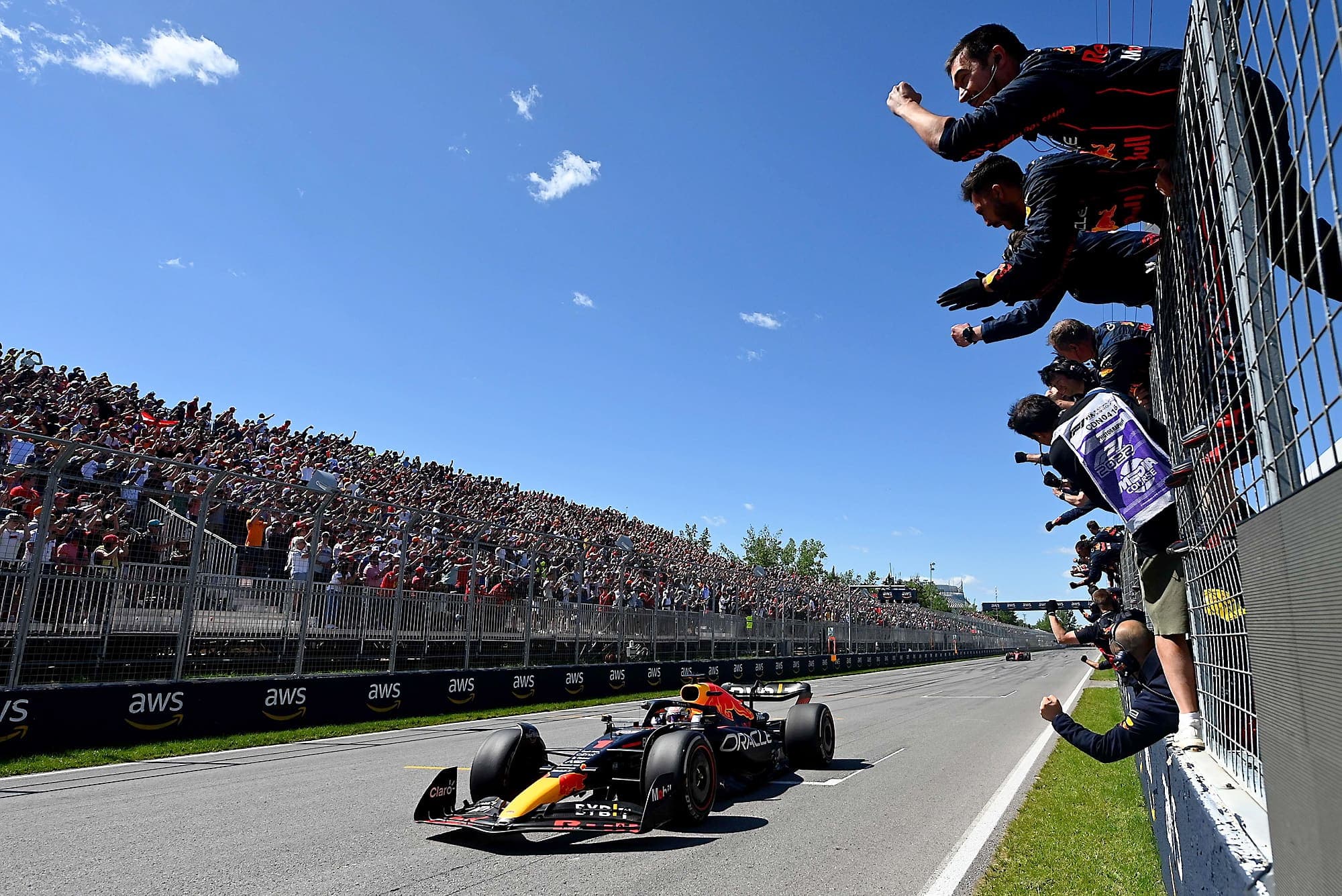 Max Verstappen a été acclamé par les spectateurs à la suite de sa victoire au Grand Prix du Canada, dimanche, à Montréal.