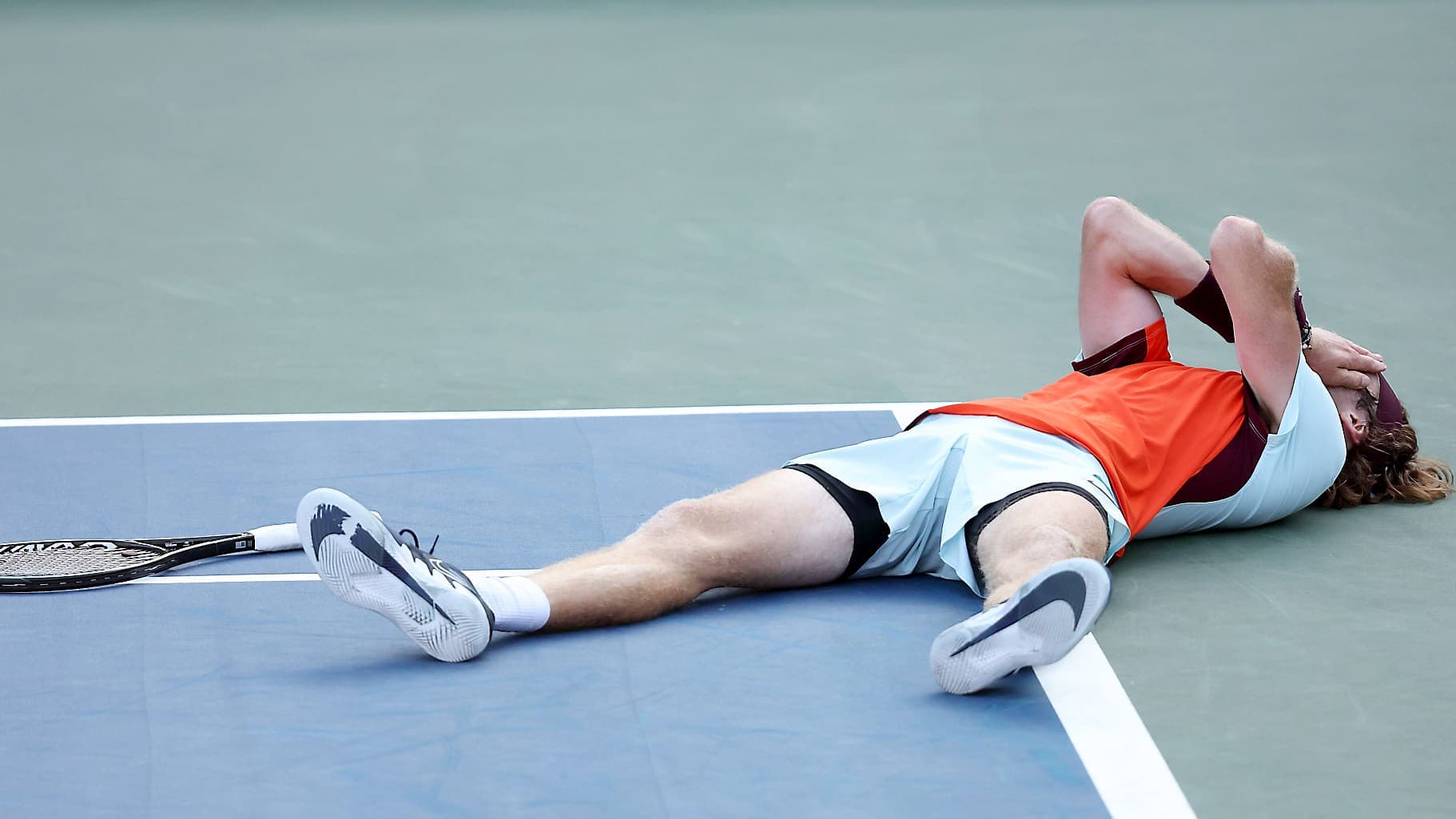 Après le point victorieux, Andrey Rublev s’est laissé tomber au sol.
