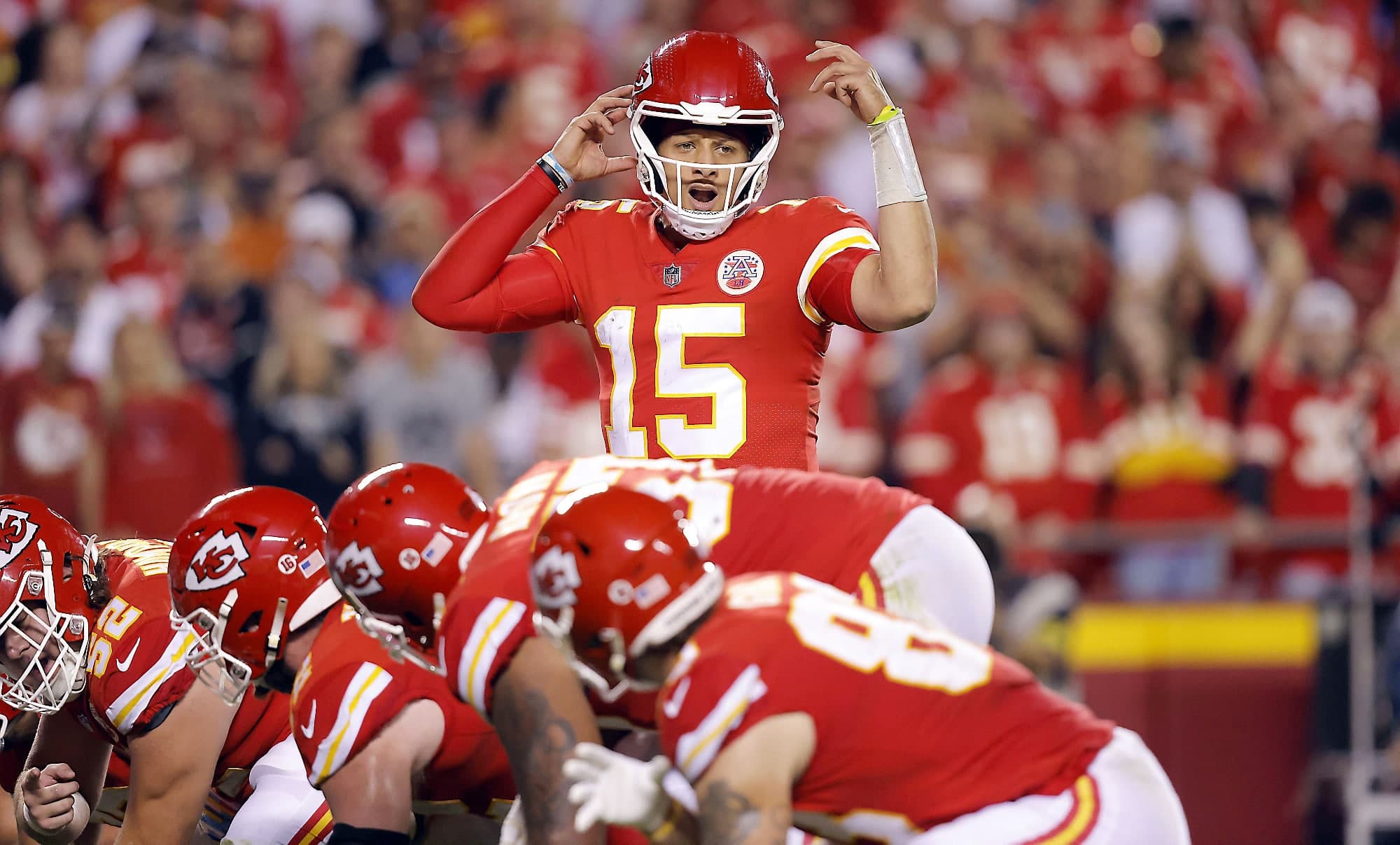 Patrick Mahomes donne des directives à ses receveurs lors du match des siens, lundi