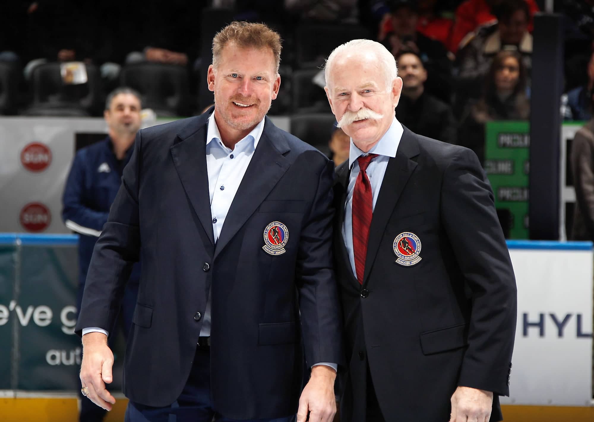 Daniel Alfredsson a reçu sa veste du Temple de la renommée du hockey des mains du grand Lanny McDonald.
