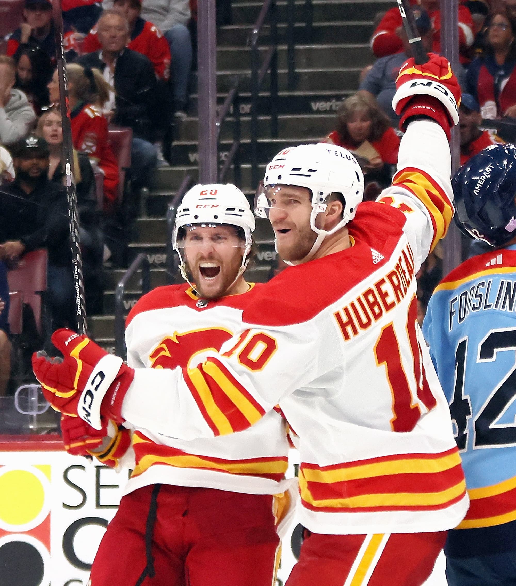 Jonathan Huberdeau félicitant Blake Coleman qui venait de marquer lors de la visite des Flames à Sunrise, en Floride, le 19 novembre.